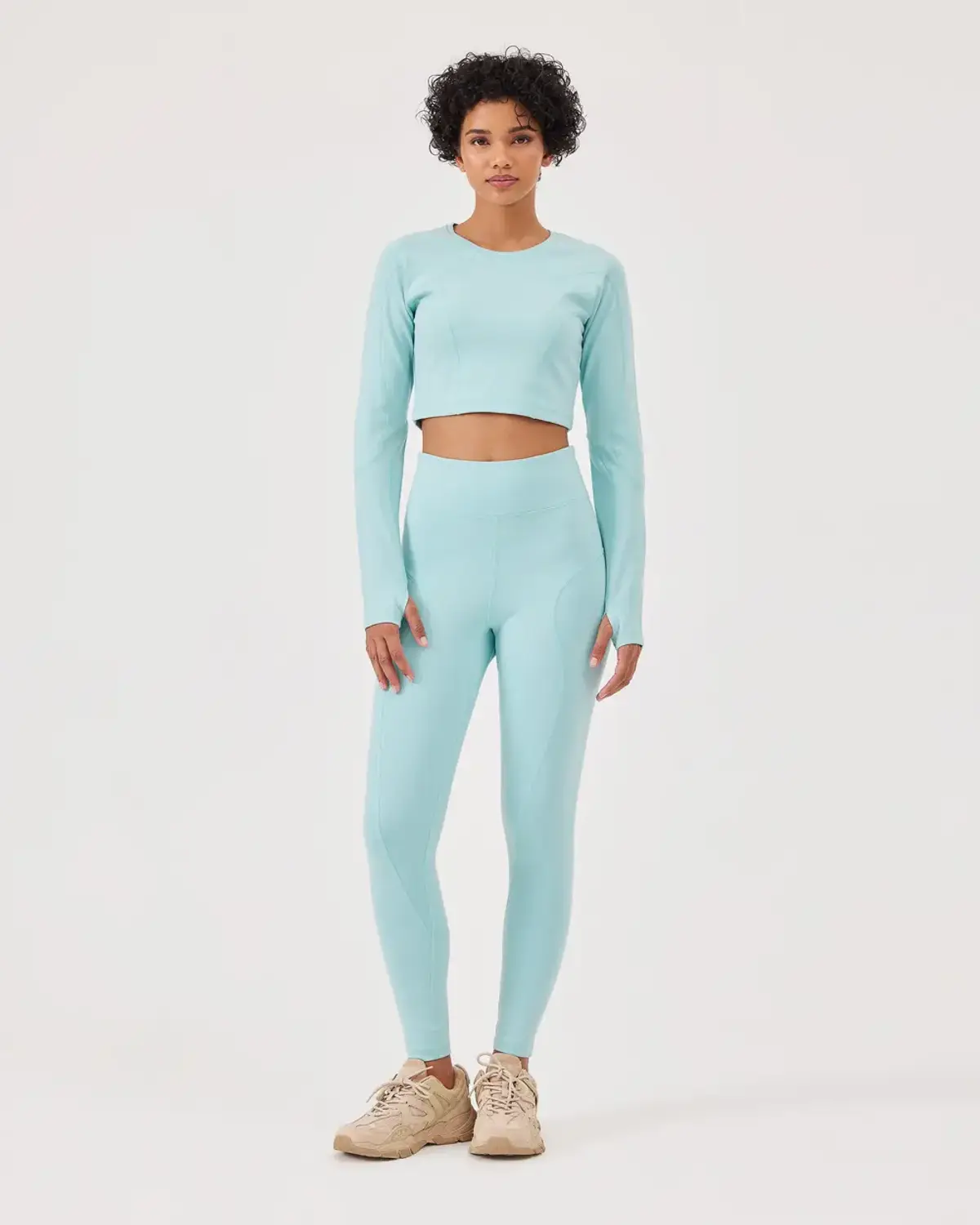 تيشيرت كروب بأكمام طويلة ومصنوع من قماش مرن، مثالي للتمارين الرياضية والمظهر الأنيق