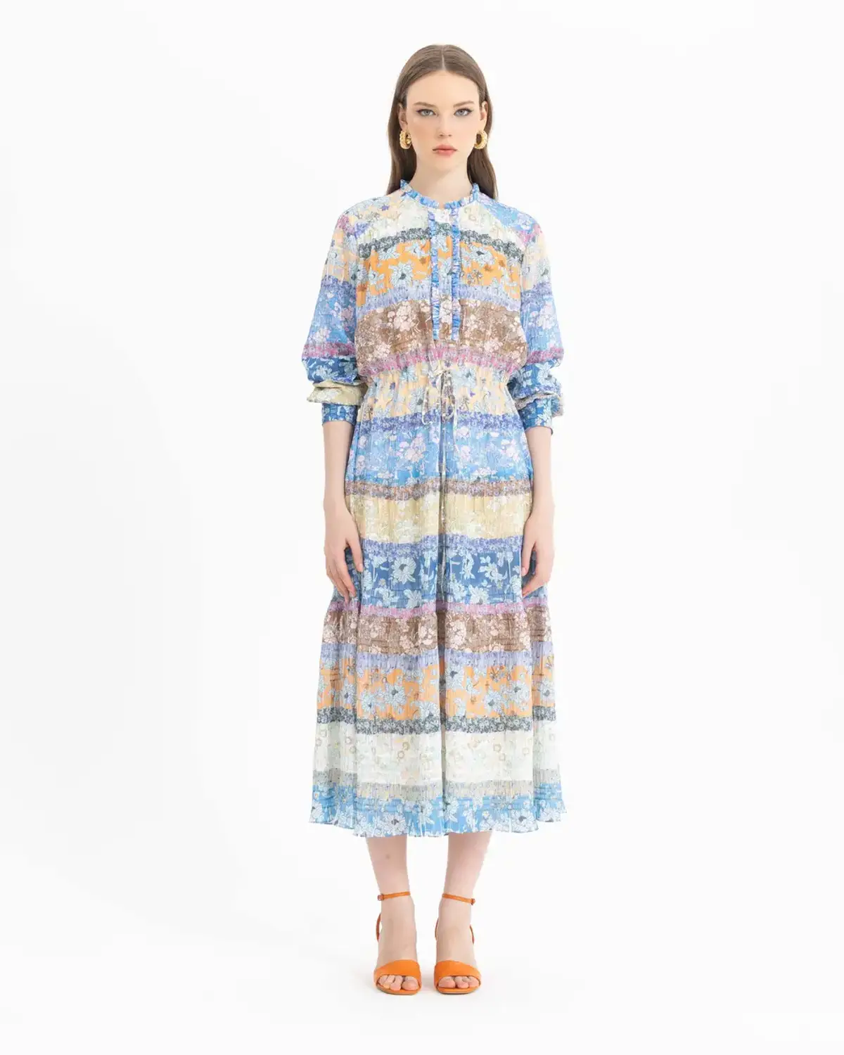 Плаття з шифону з рюшем та круглим вирізом на літо, легке та прозоре, з довгими рукавами та жінночими деталями.