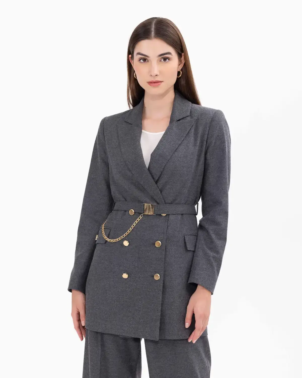 جاكيت بليزر برقبة وحزام وتفاصيل سلسلة وجيوب عملية بلون رمادي