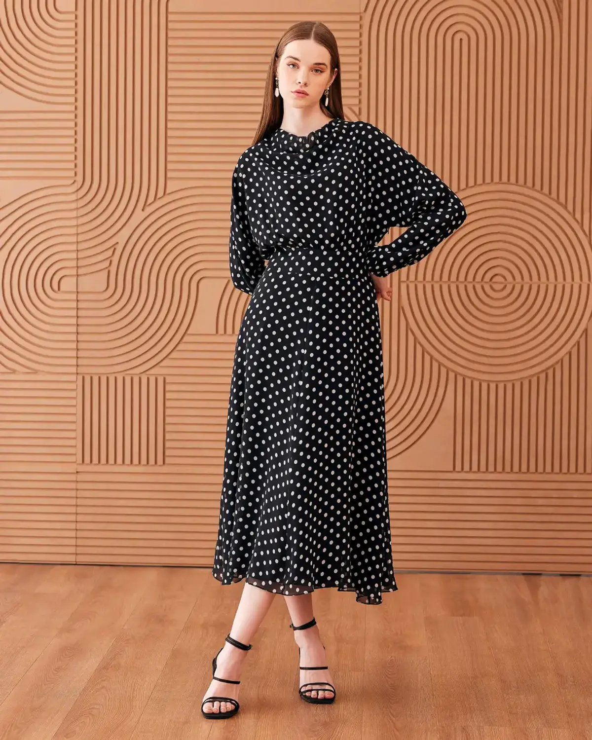 degaje yaka puantiye desenli astarlı elbise