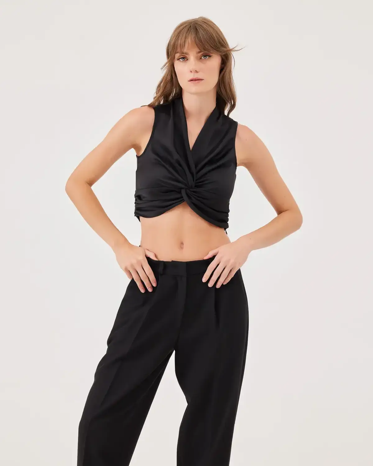 Короткий топ с V-образным вырезом и элегантным драпировкой, идеальный для повседневной и офисной одежды, доступен в черном и розовом цветах