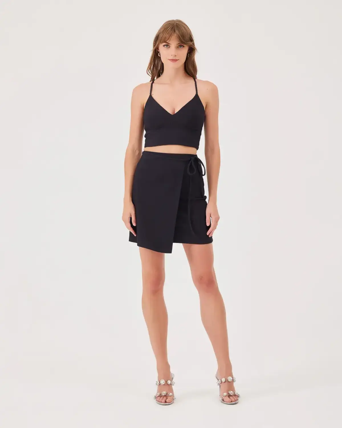 Сучасна чорна міні-спідниця з зав'язками, ідеально поєднується з будь-яким верхом для стильного вигляду на кожен день