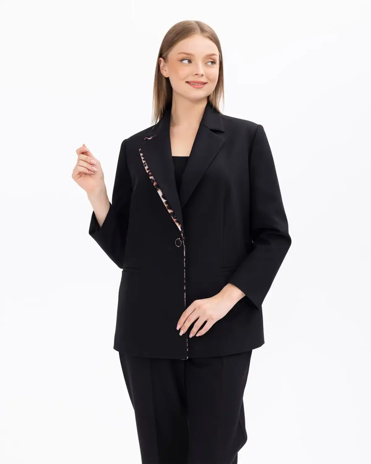 جاكيت بليزر كبير بحبيبات نمط الفهد مع تصميم عصري وأنيق يناسب جميع المناسبات