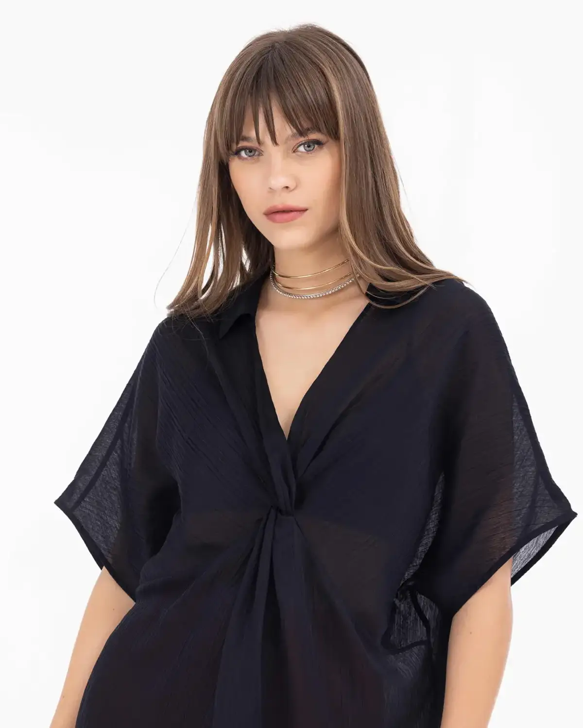 Блуза з V-подібним вирізом та обробкою на низькому рукаві, 100% поліестер, стильний чорний колір, ідеально підходить для яскравих штанів