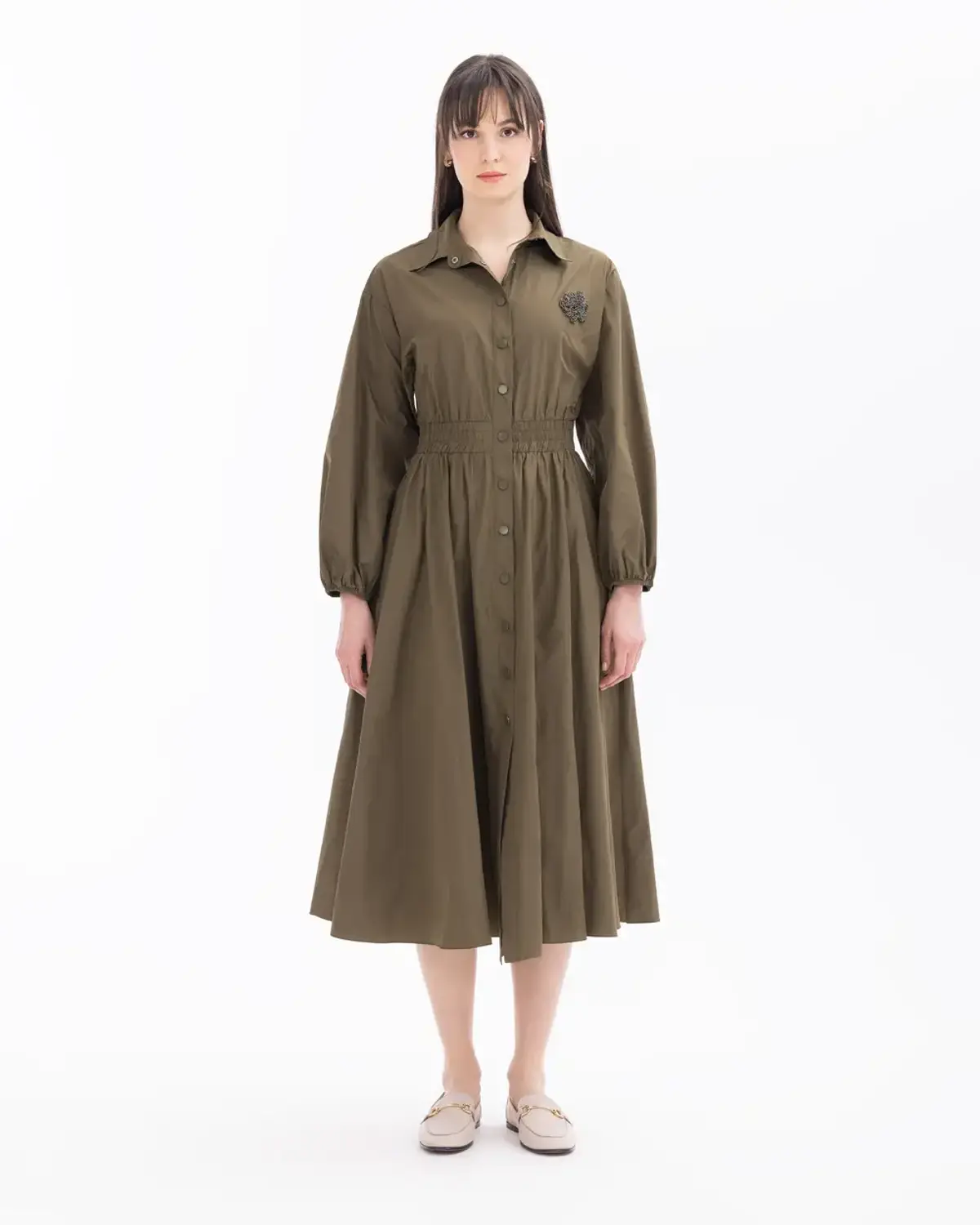 aksesuarlı beli lastikli diz altı elbise