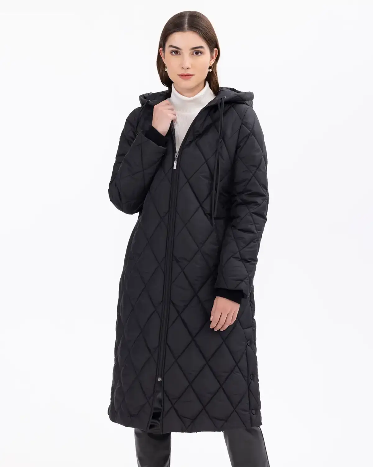 Шкіряний капюшонний пуховик з кнопками по боках, midi довжини, чорний, з кишенями, для міських та природних умов користування