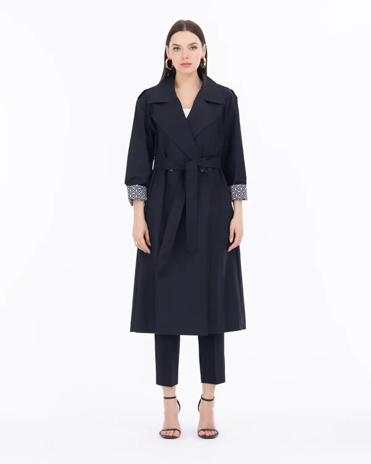 Класичний тренчкот чорного кольору з аполетами та піджаковим коміром для стильного вигляду