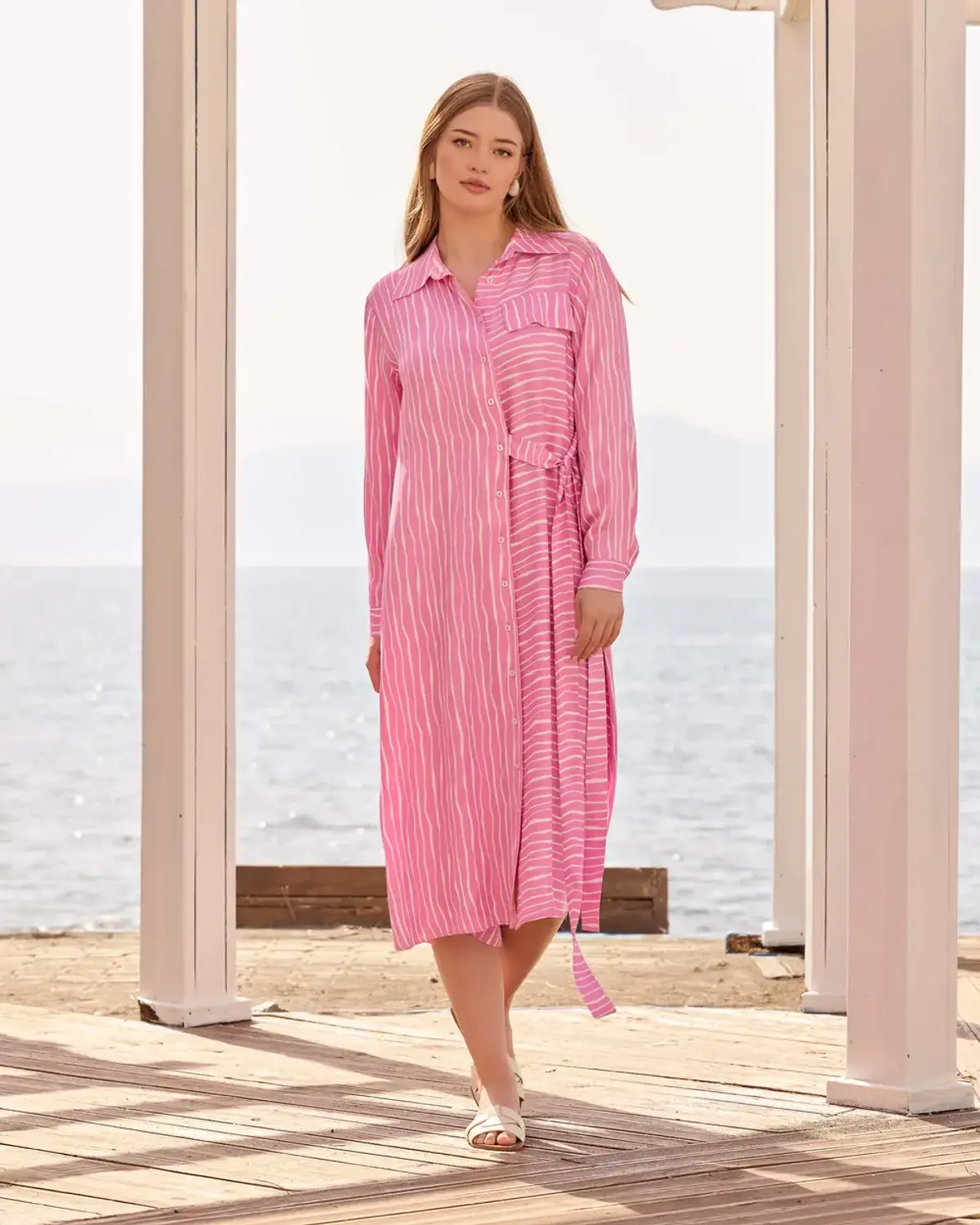 فستان بتصميم قميص بياقة وخصر مع أشرطة، مزخرف بخطوط، تصميم عصري يناسب الاستخدام اليومي، متوفر باللون الوردي بمقاسات متعددة
