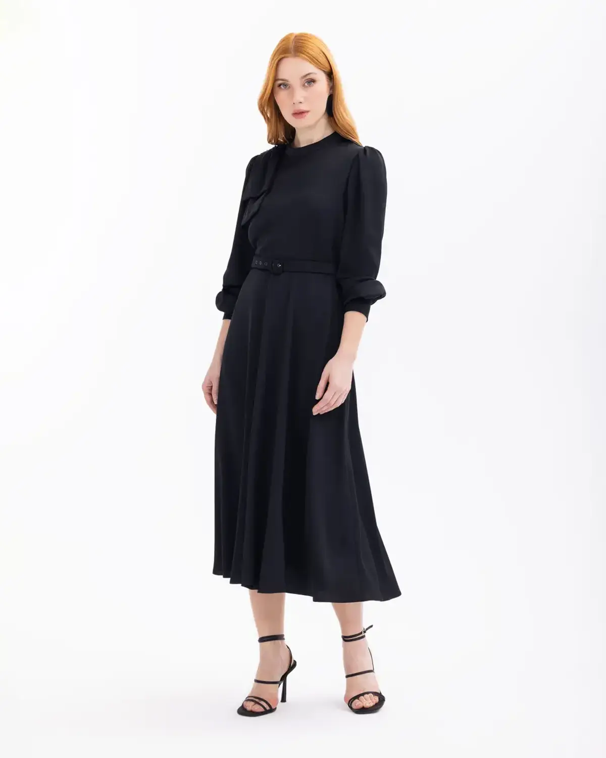 Элегантное платье с ремнем и деталями на плечах, идеально для особых случаев и вечерних мероприятий