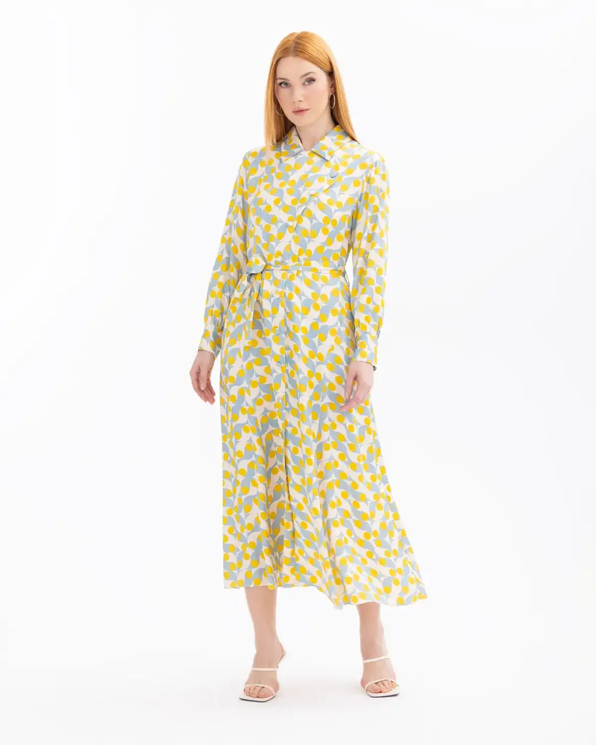 Элегантное платье с геометрическим узором, функциональными карманами и стильным поясом, идеально для повседневной и особых случаев