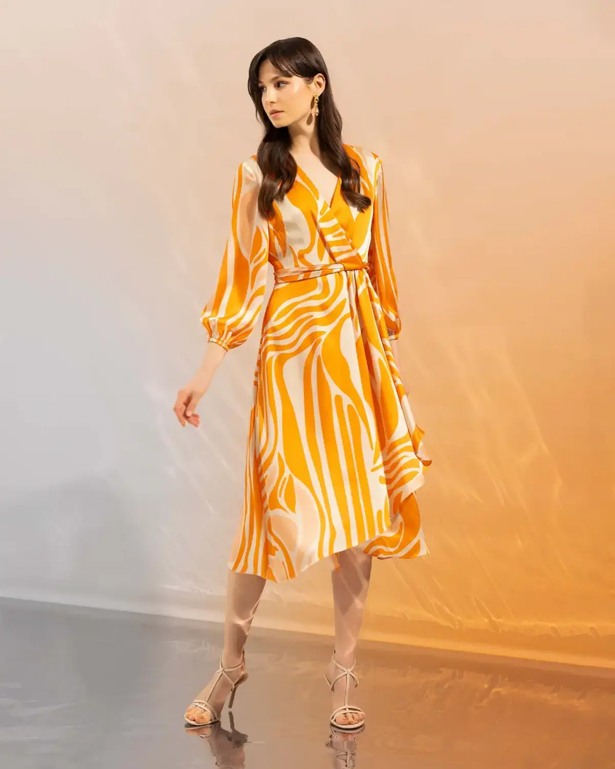 Элегантное платье с воротником-кружева и узором в оранжевом цвете, идеальное для повседневной носки и особых случаев