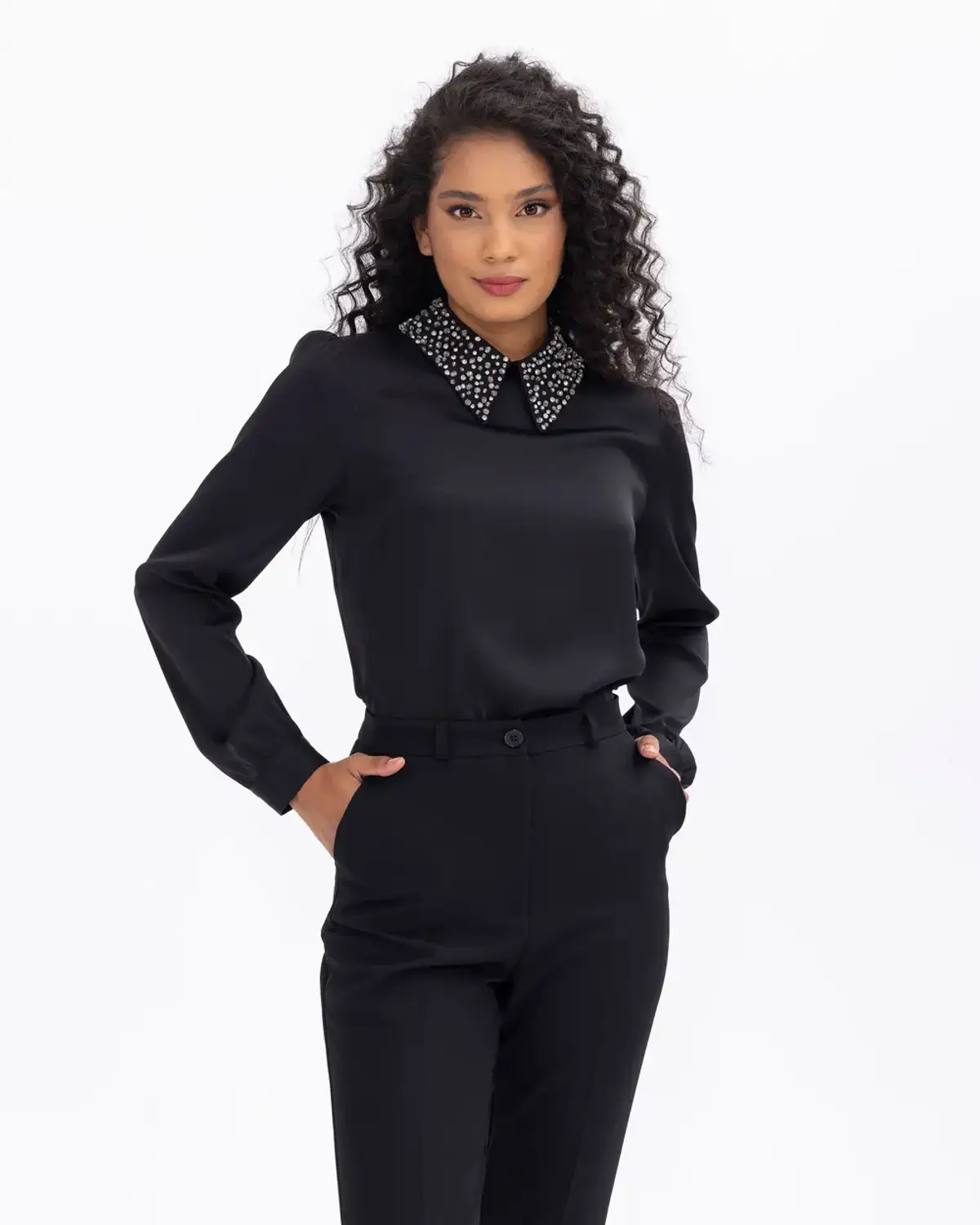 yakası taş i̇şlemeli uzun kollu bluz