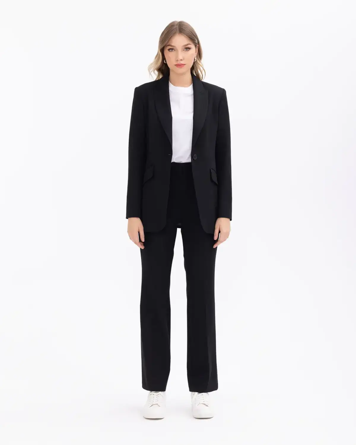 جاكيت بليزر مزود بجيبين ودبوس واحد مع شقوق، تصميم عصري وأنيق مناسب لجميع المناسبات