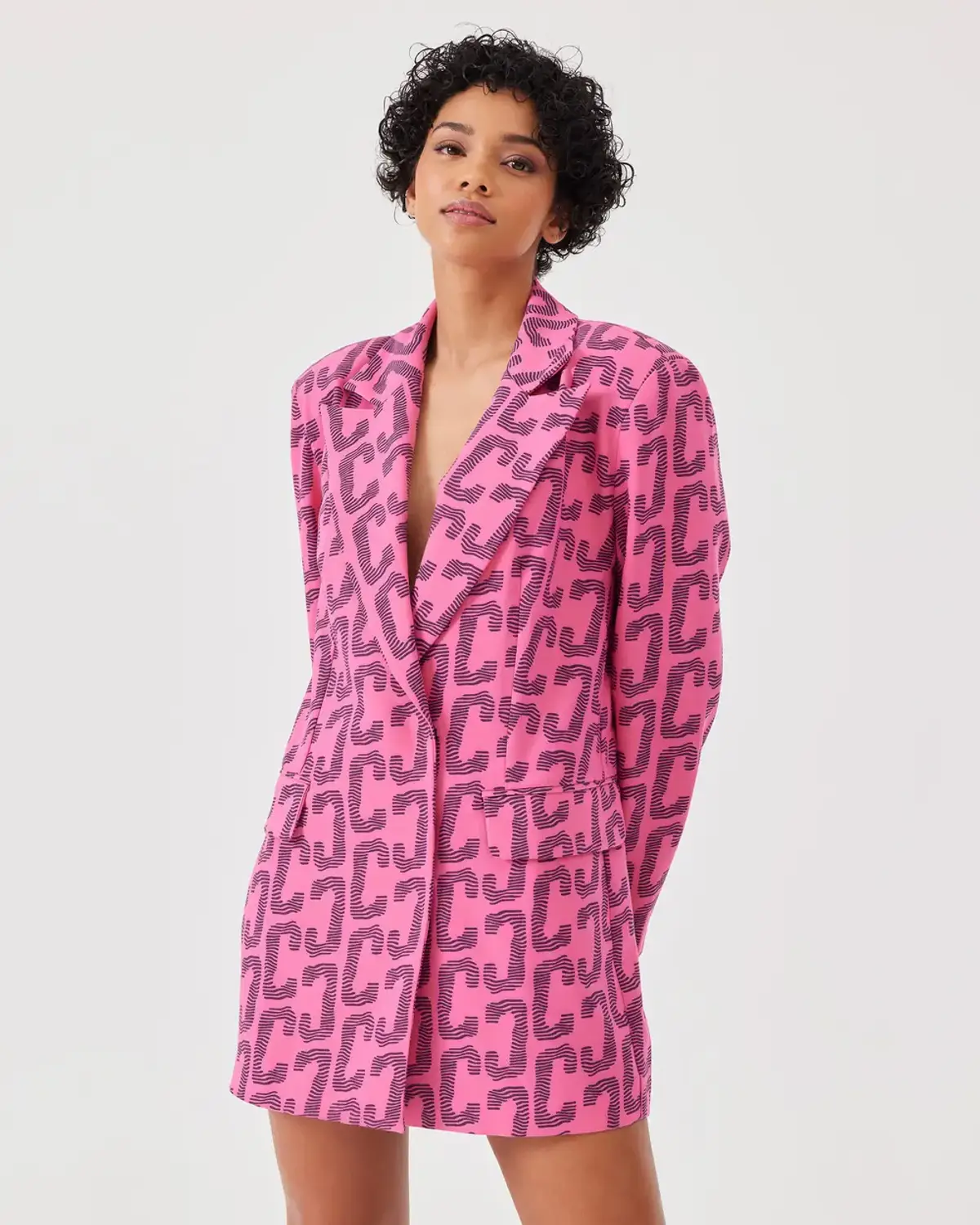 جاكيت بليزر واسع مزود بوسادات كتف بتصميم فريد مع نمط مونوغرام باللون الوردي