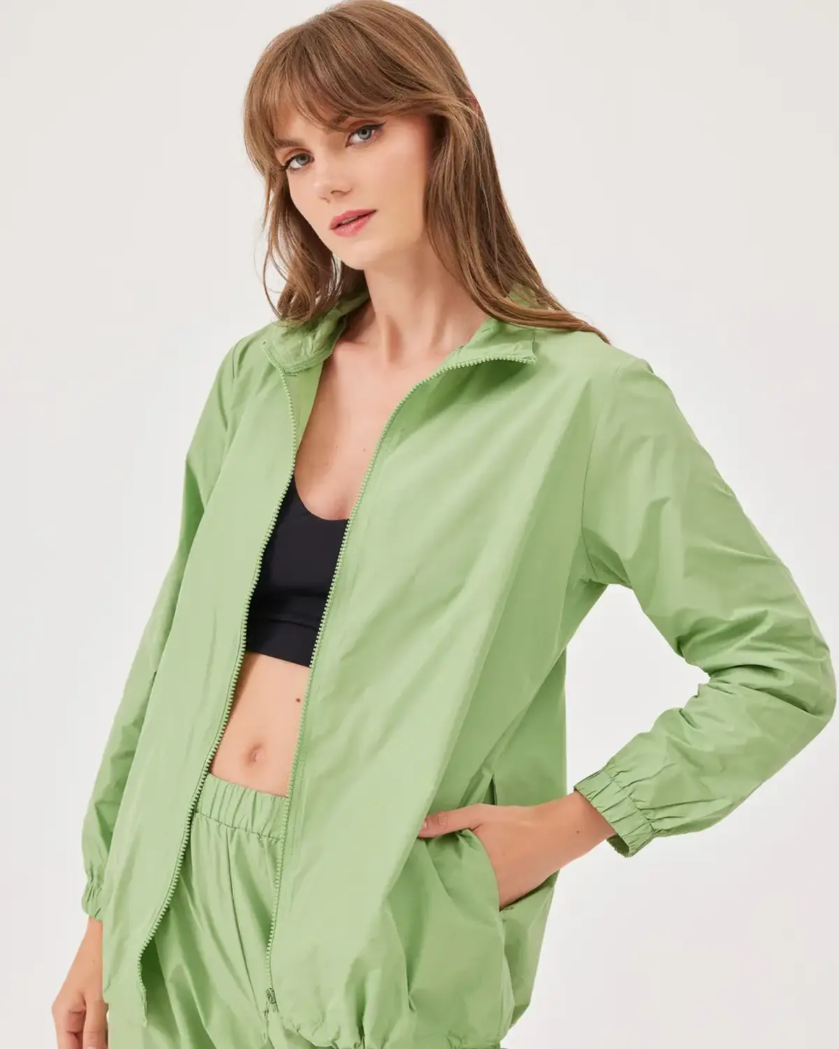 جاكت رياضي خفيف من قماش الباراشوت مع سحاب أمامي وجزء سفلي قابل للتعديل، مثالي للأنشطة الرياضية ومناسب للراحة والأناقة