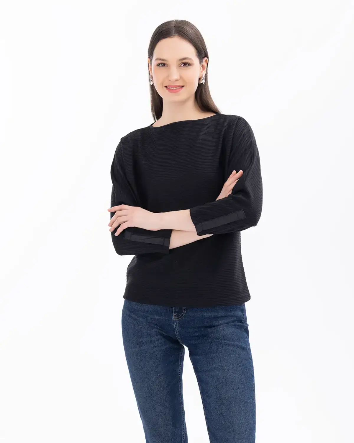 بلوز بأكمام خفاش وياقة دائرية باللون الأسود، يجمع بين الراحة والأناقة لمظهر عصري ومناسب للمناسبات اليومية والخاصة