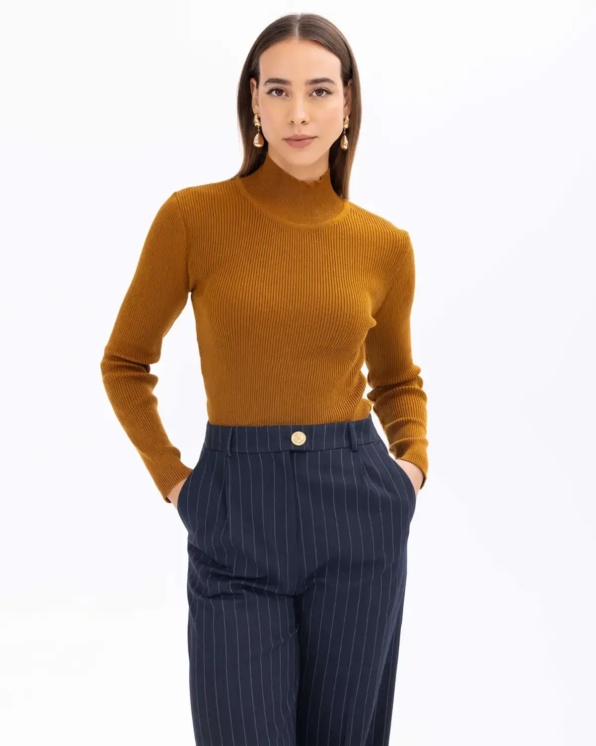 Светр з високим комірцем, облягаючий, для жінок, довгий рукав, елегантний та сучасний, доступний в кількох кольорах та розмірах