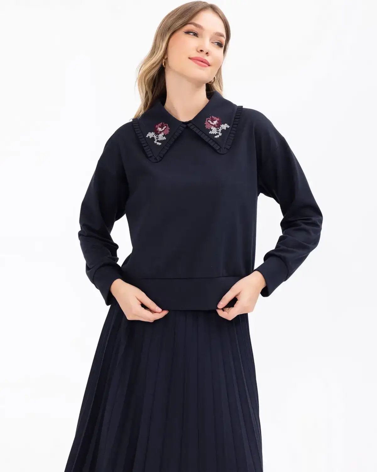 Жіночий светр з вишивкою на комірці короткого крою, сучасний стиль та комфорт, асортимент S, M, L, колір: темно-синій