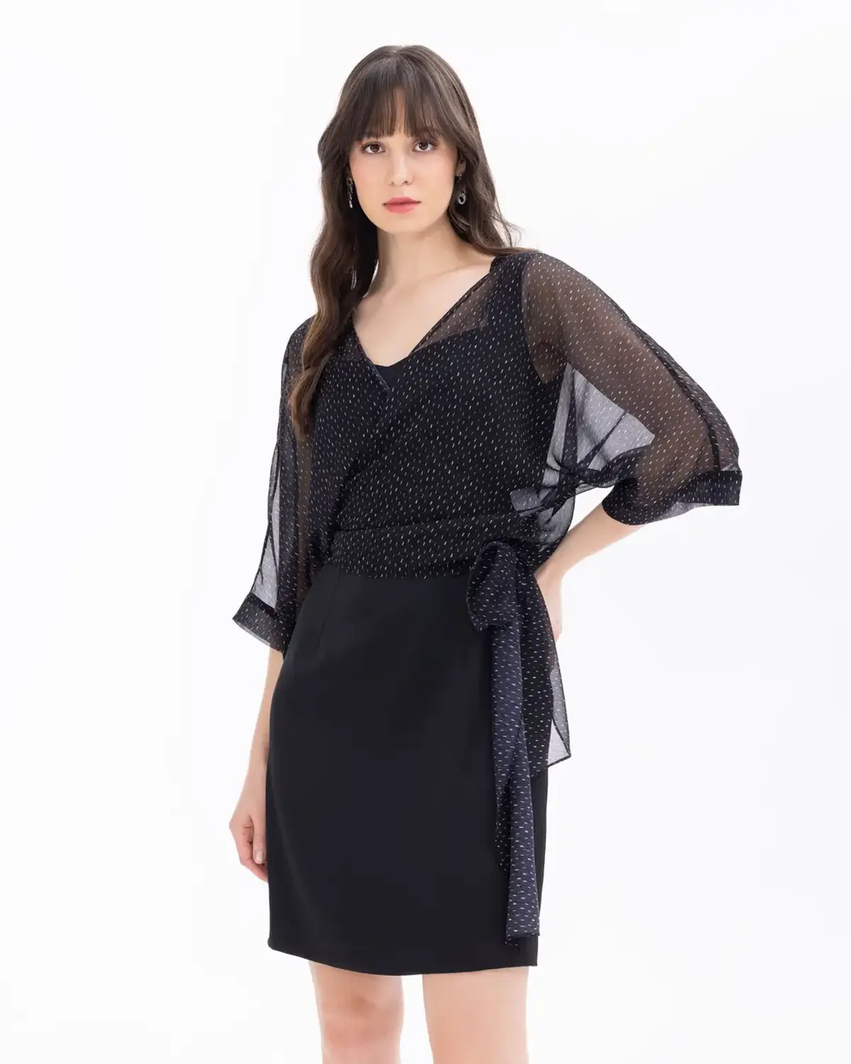 فستان متوسط بطول مع حزام مزدوج، تصميم أنيق يجمع بين الراحة والأناقة، مثالي لكل الأوقات، متوفر بالألوان الأسود ومقاسات متعددة