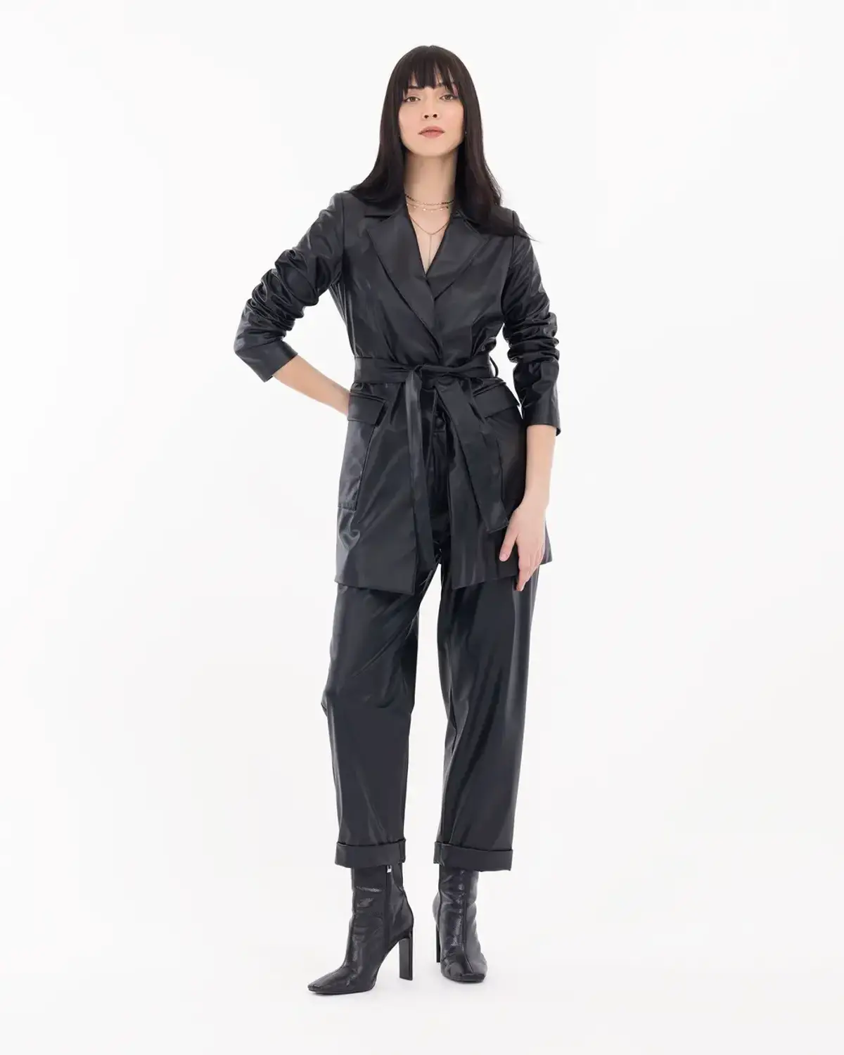 Куртка з штучної шкіри з поясом, довгими рукавами, 100% поліестер, поєднується з брюками SCL, доступна в бордовому та чорному кольорах