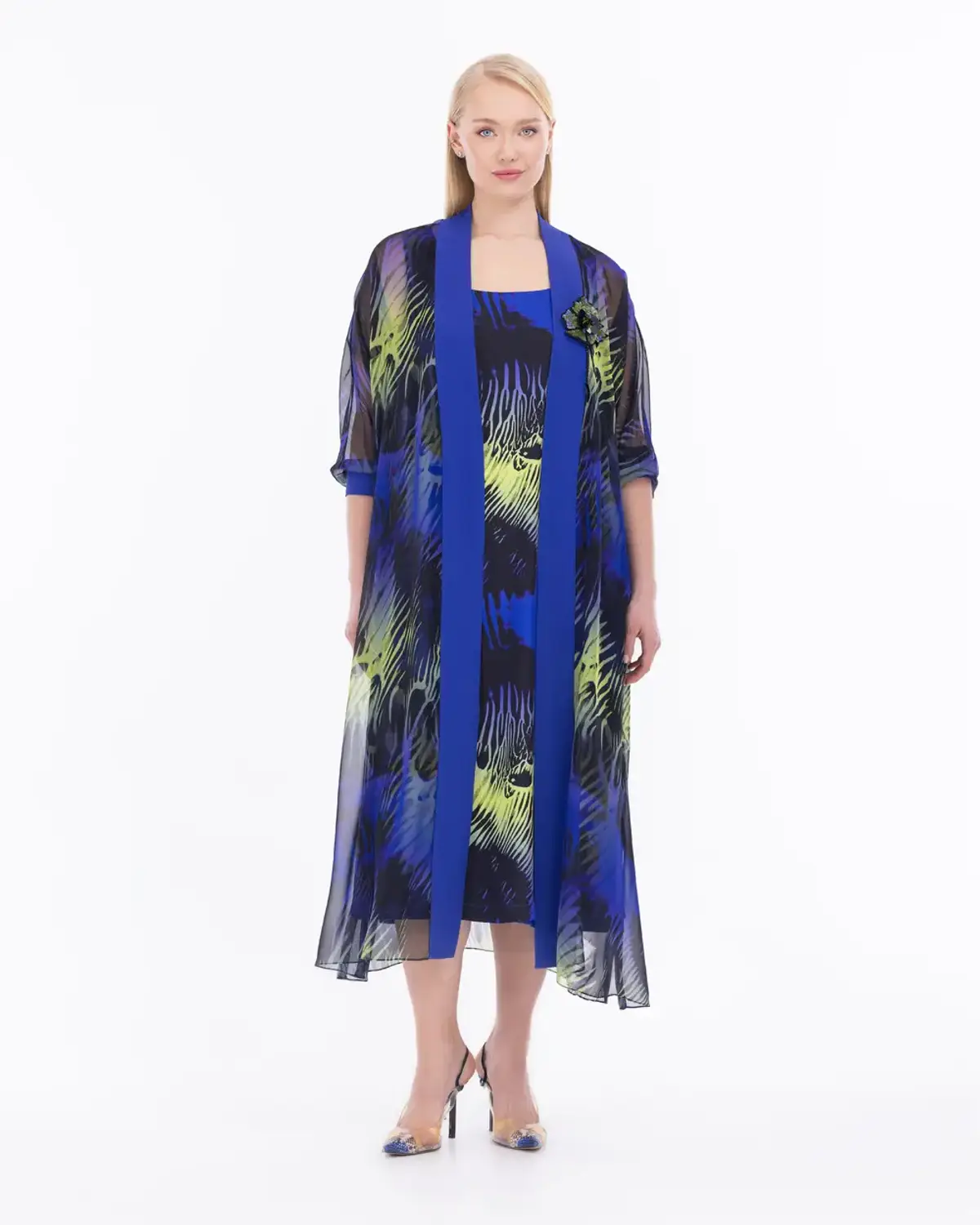 Элегантное платье для полных с атласным эффектом и шифоновым кардиганом в фиолетовом цвете, идеально для особых случаев