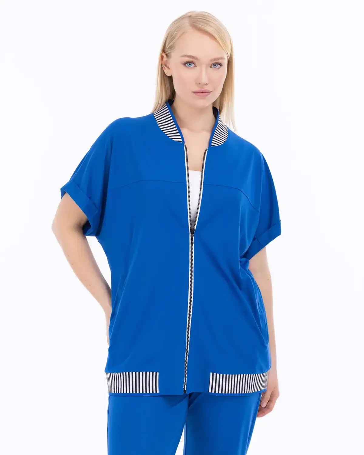 سترة بوي كبيرة بفيونكة بسحاب مع أكمام منخفضة تصميم عصري وأنيق