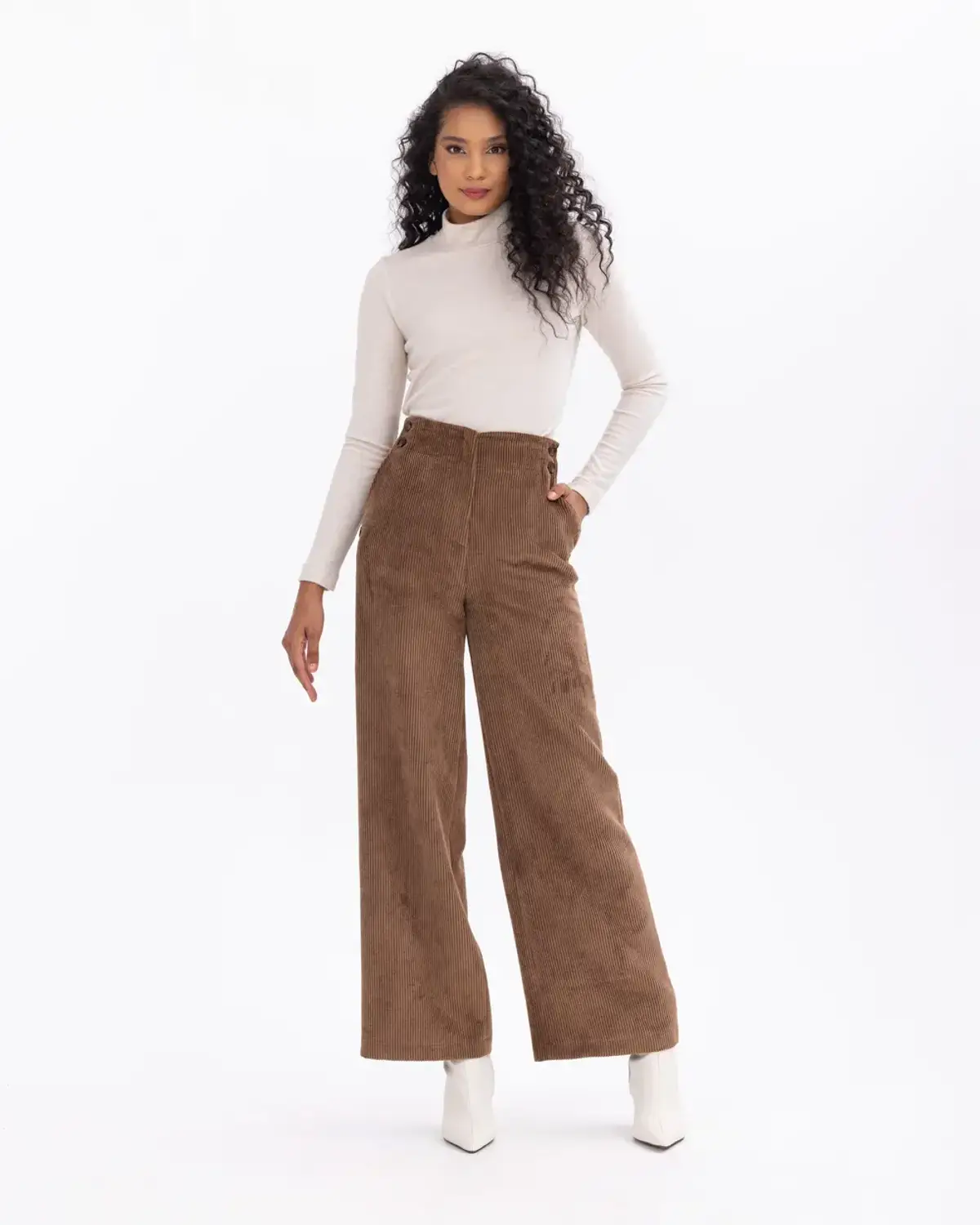 Brown Wide-Leg Velvet Pants in Ribbed Fabric for Modern Elegance and Comfort