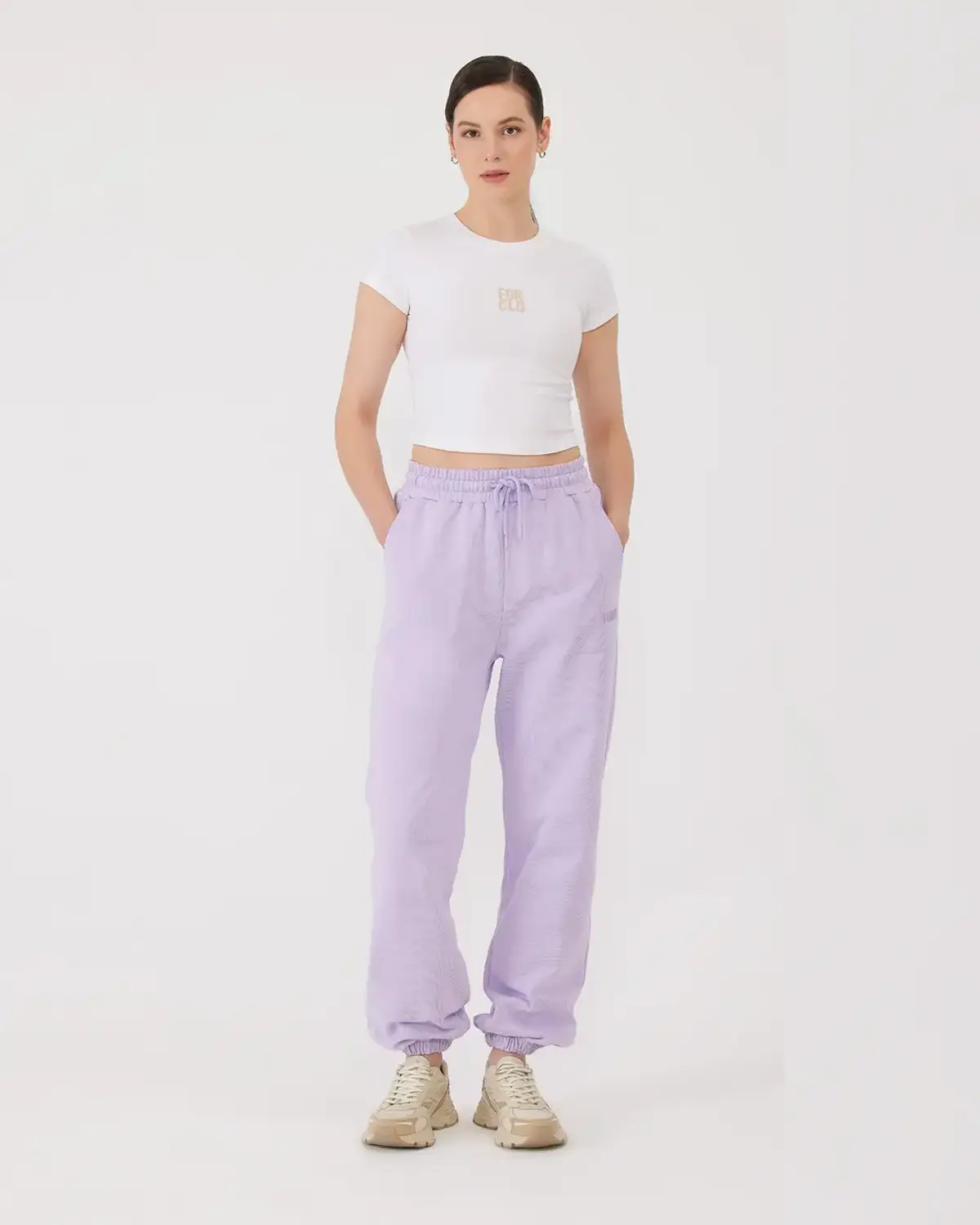 Джоггери з високою талією, еластичним поясом і стильним логотипом, комфортна посадка, зручні бокові кишені, різні кольори та розміри