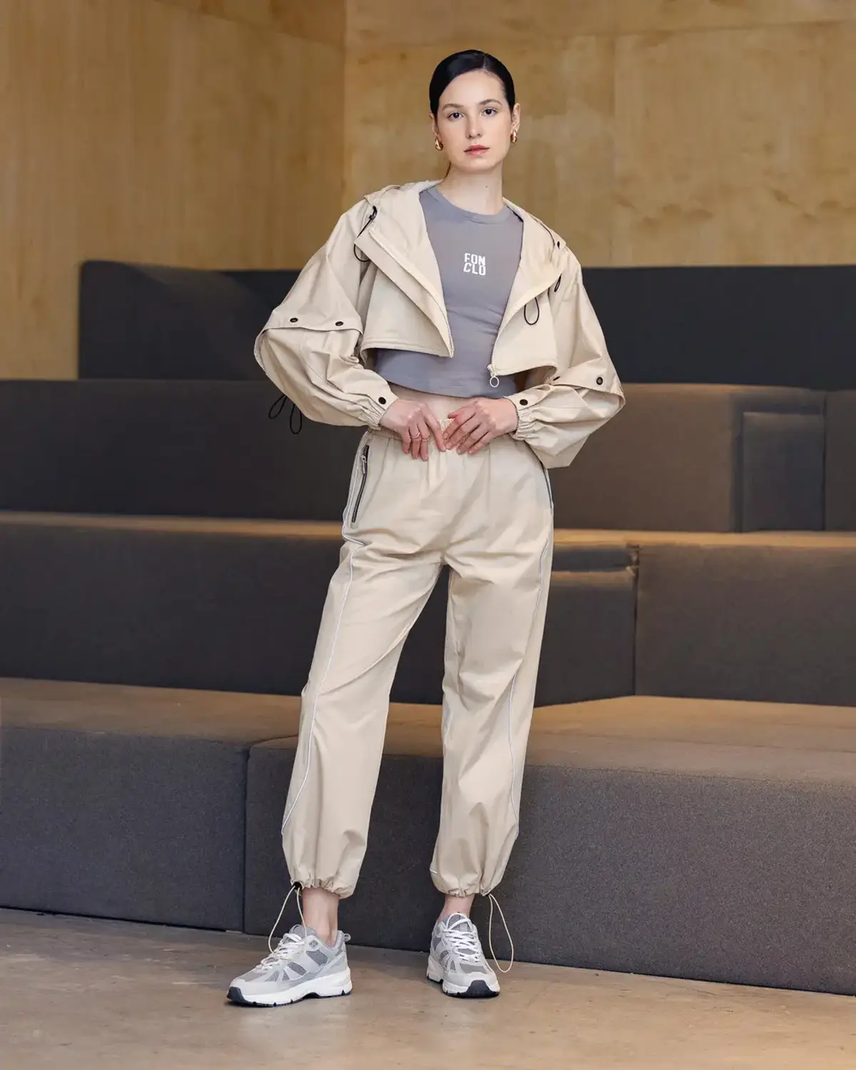 Zip-Fastened Elastic Waist Joggers with Adjustable Cuffs and Contrast Piping Ideal for Workouts and Daily Wear in Lilac and Camel