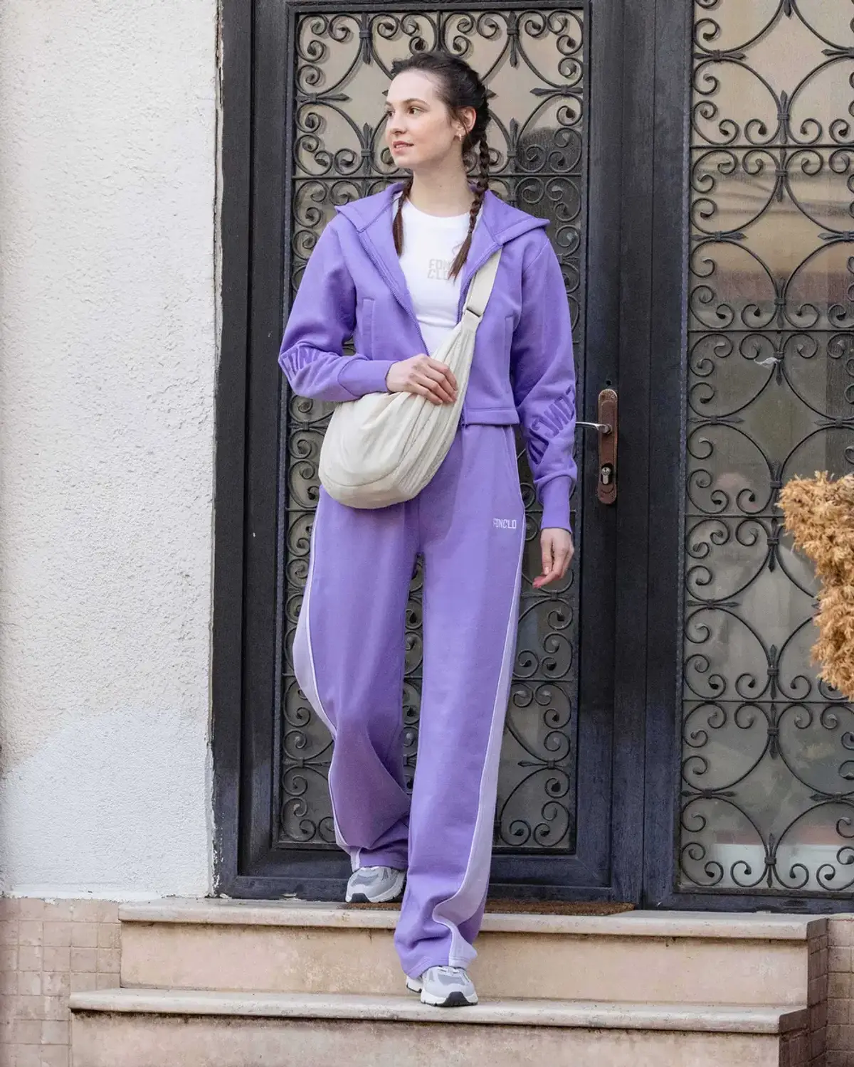 High-Waisted Gradient Sweatpants with White Side Stripe - Stylish and Comfortable for Home or Active Exercise