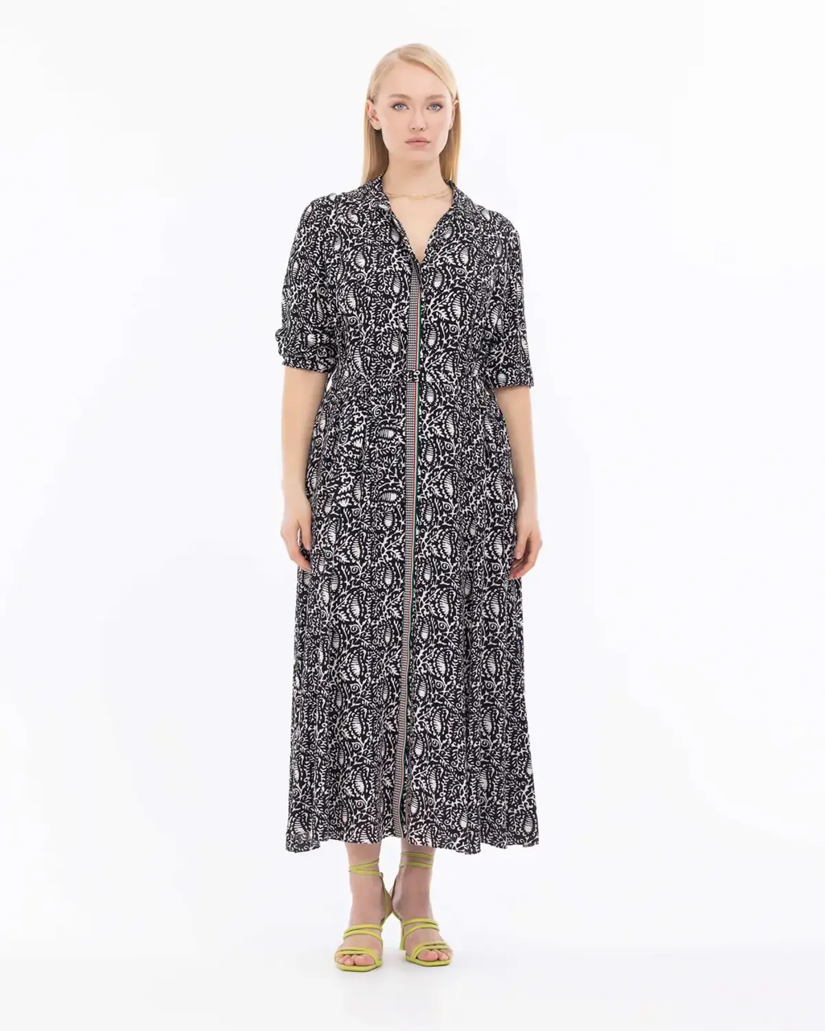 Plus Size Ribbed Midi Dress with Pattern, Long Sleeves, Shirt Collar in Black, Stylish and Comfortable for a Trendy Look