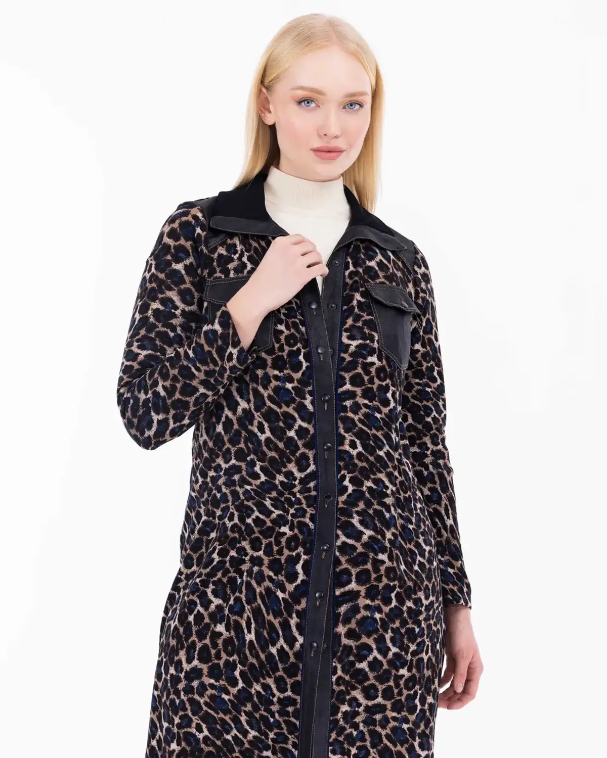 Туніка великого розміру з леопардовим малюнком, довгими рукавами, коміром та кишенями, стильно підходить до класичних штанів