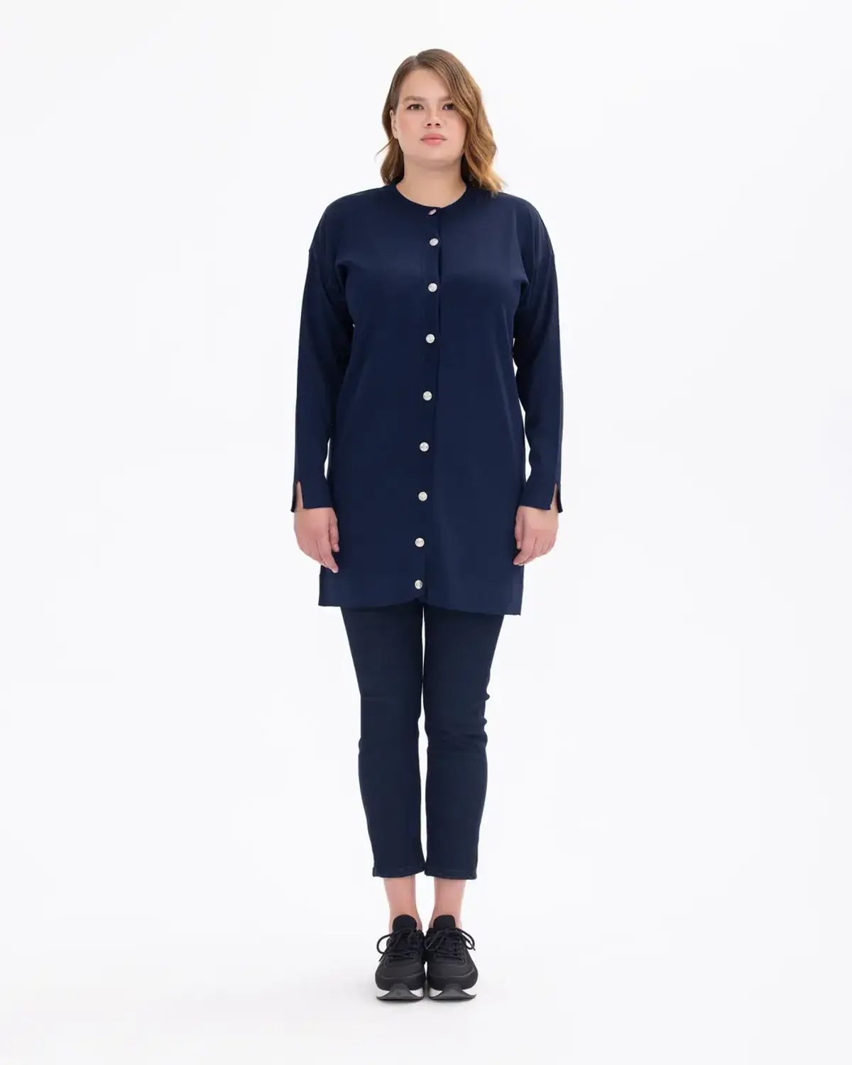 كارديجان صوف كبير الحجم مزود بأزرار بألوان متعددة يناسب إطلالتك في الأجواء الباردة