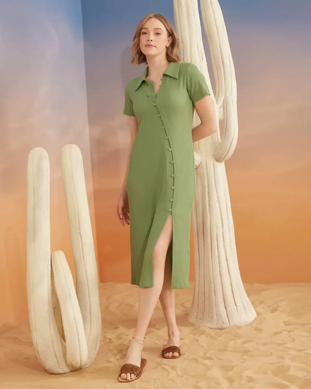 Сукня міді з гудзиковими деталями, приталений силует, розріз, сорочковий комір, короткий рукав, зелений колір