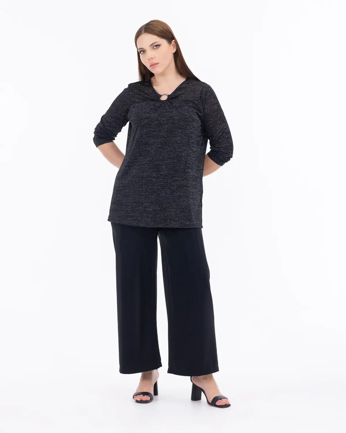 Блуза великих розмірів з довгим рукавом та V-образним вирізом чорного кольору