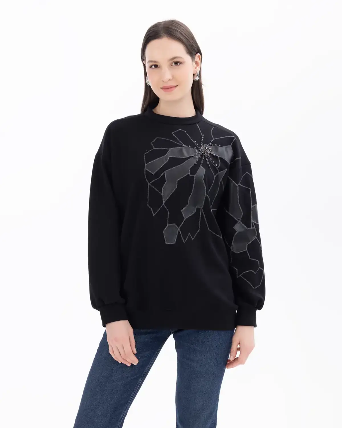 Светшот з нульовим коміром та вишивкою, прикрашений камінням, з довгим рукавом, широкий крій, чорний та екру, стильний та зручний