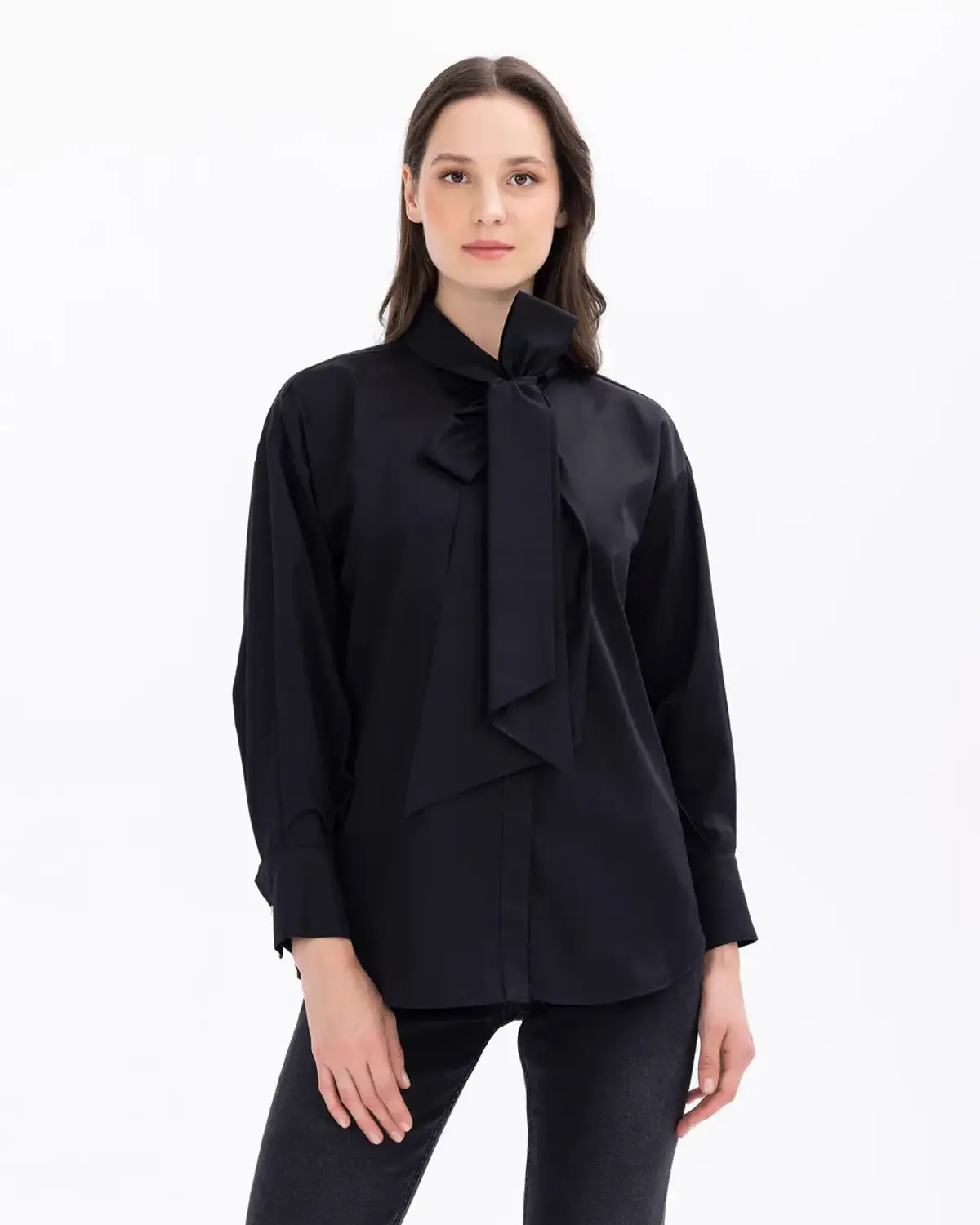 yakası bağlamalı uzun kollu koton gömlek