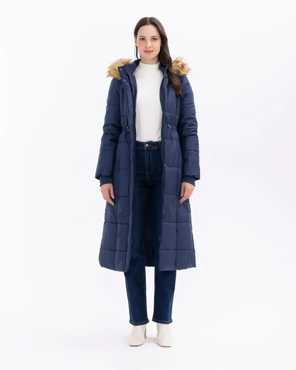 Куртка миди с капюшоном и завязкой на талии, шифон, теплый материал, карманы, стильный дизайн, подходит для города и природы