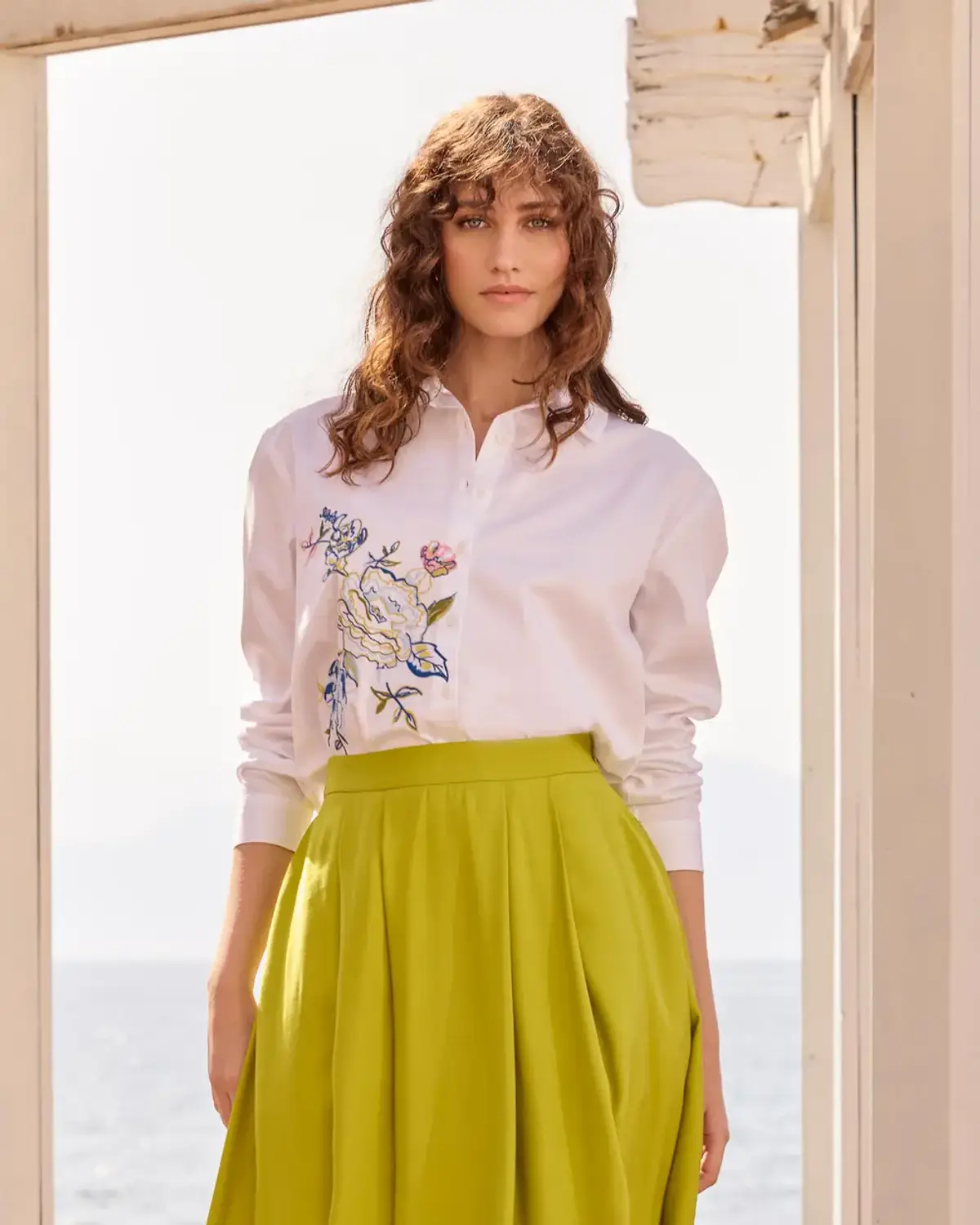 بلوزة طويلة الأكمام بتفاصيل تطريز أنيقة، مثالية للاستخدام اليومي والمناسبات الخاصة، مصنوعة من 100% قطن وباللون الأبيض