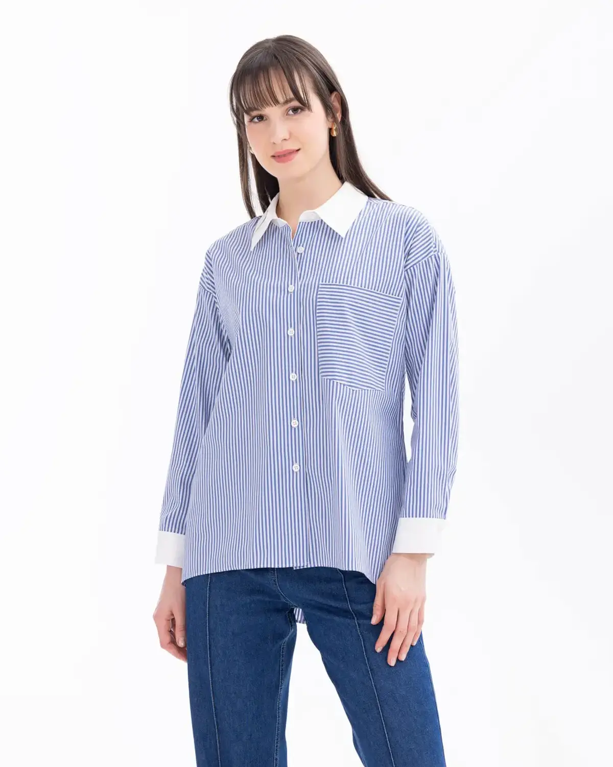 قميص مقلّم بجيوب يناسب الأناقة اليومية بتصميم متميز وأقمشة عالية الجودة