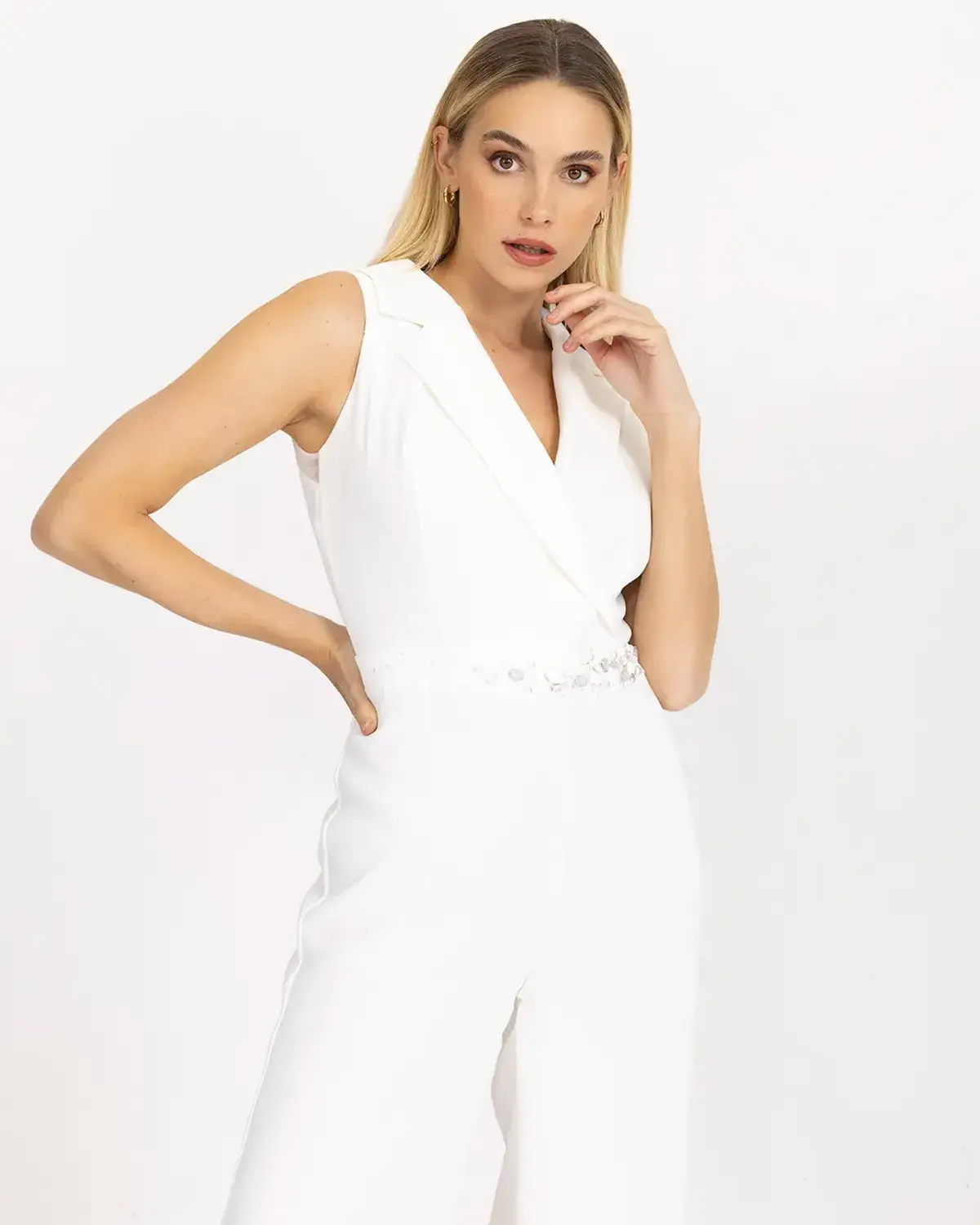 kruvaze yakalı kolsuz tulum