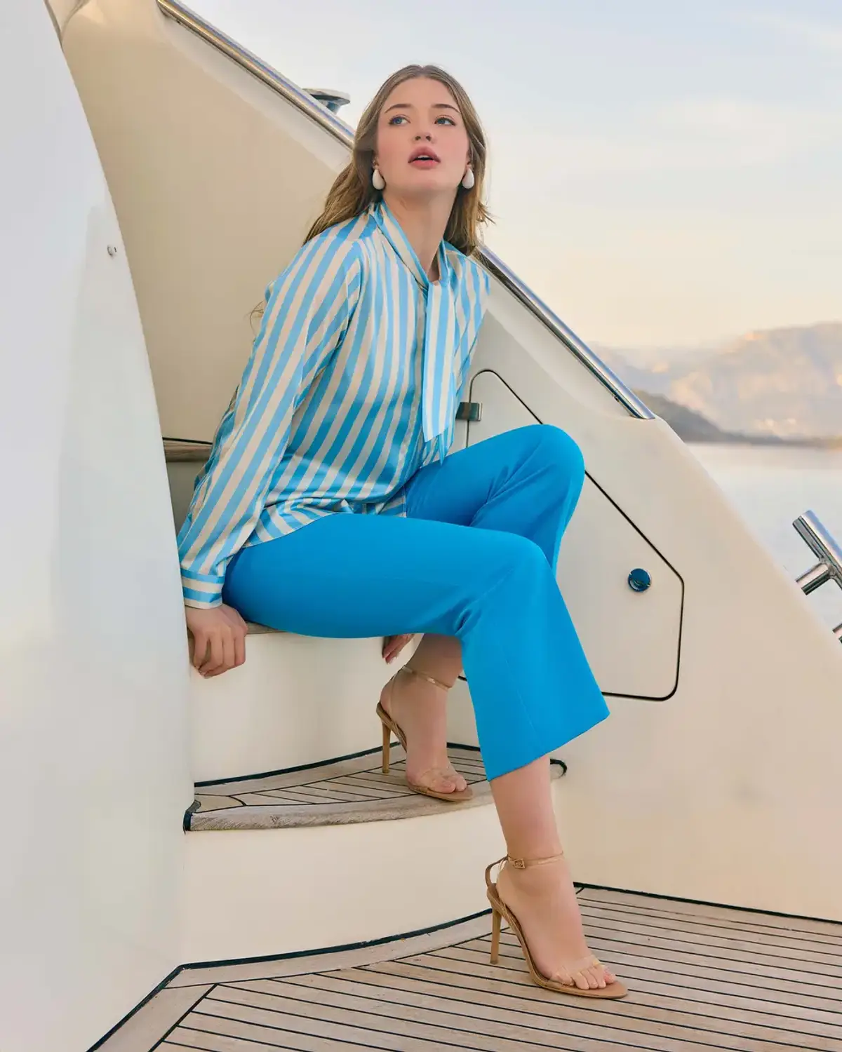 fular yakalı çizgili gömlek