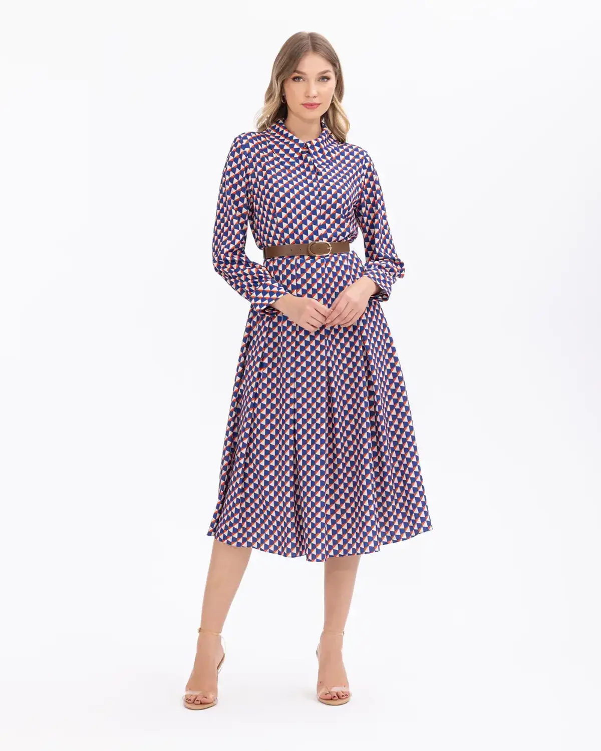 Платье с геометрическим узором и поясом, сорочка, миди длина, стильно и удобно, для особых случаев и повседневной носки