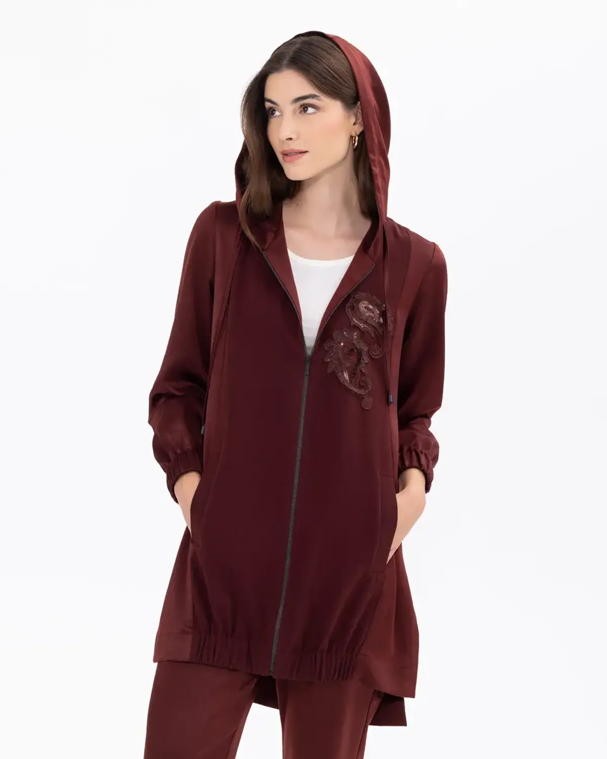 كاب بتصميم مستقيم وزر مزدوج بتفاصيل تطريز أنيقة، يجمع بين الأناقة والوظيفية، مثالي لإضافة لمسة من الرقي على إطلالتك