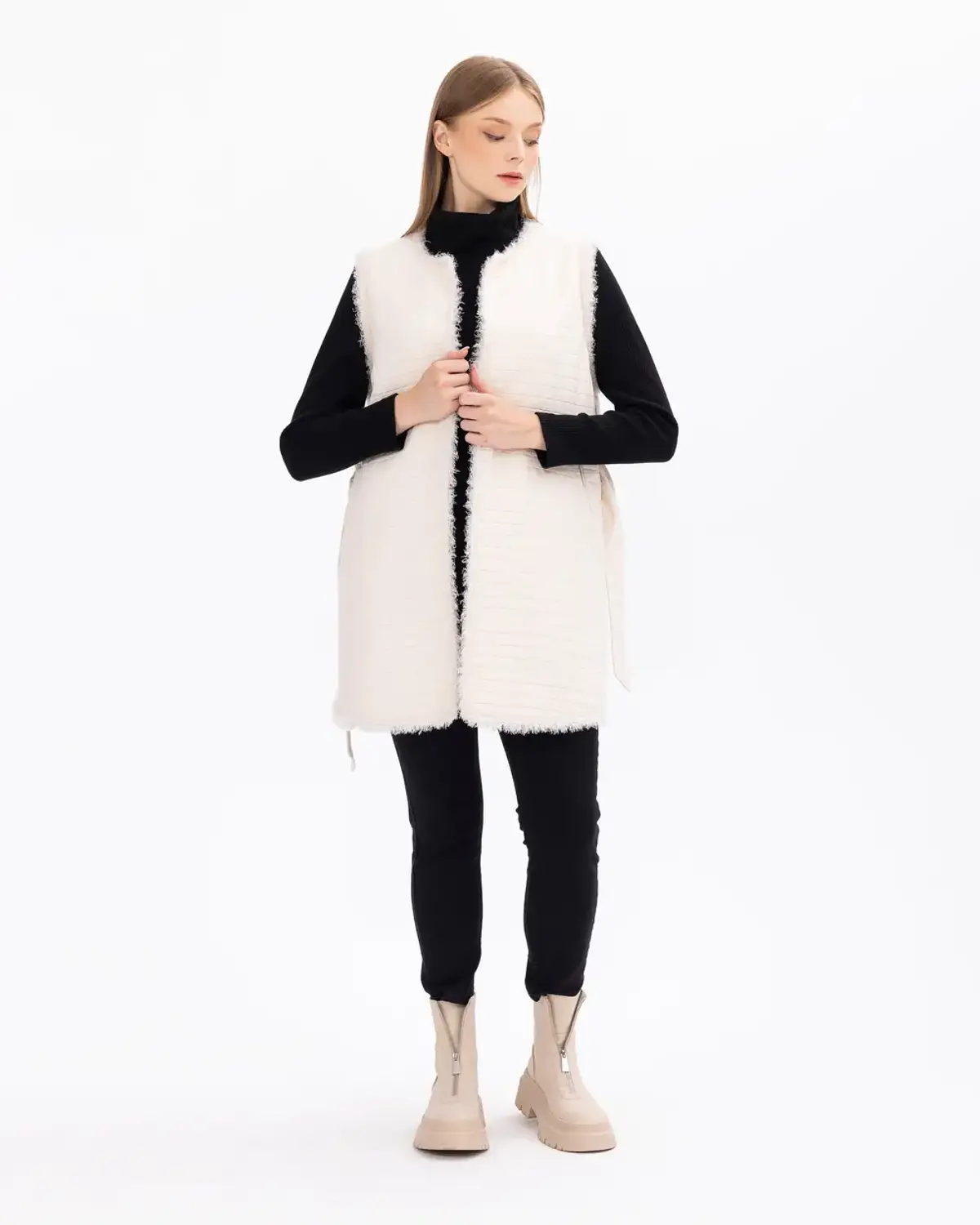 سترة شتوية مريحة كبيرة الحجم بجيب وحزام برباط للنساء بلون كريمي