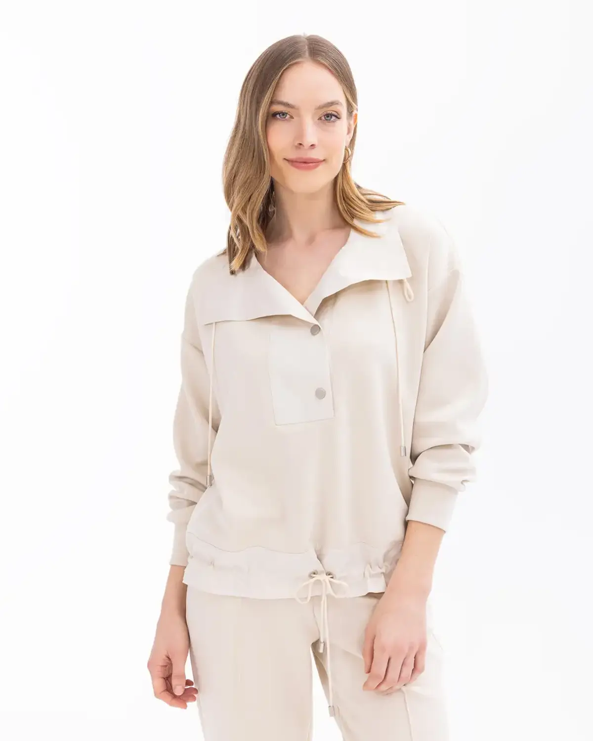 سويت شيرت مزين بتفاصيل أربطة وأزرار ضاغطة، مريح وعصري، مناسب للاستخدام اليومي ويدفئك بأسلوب أنيق