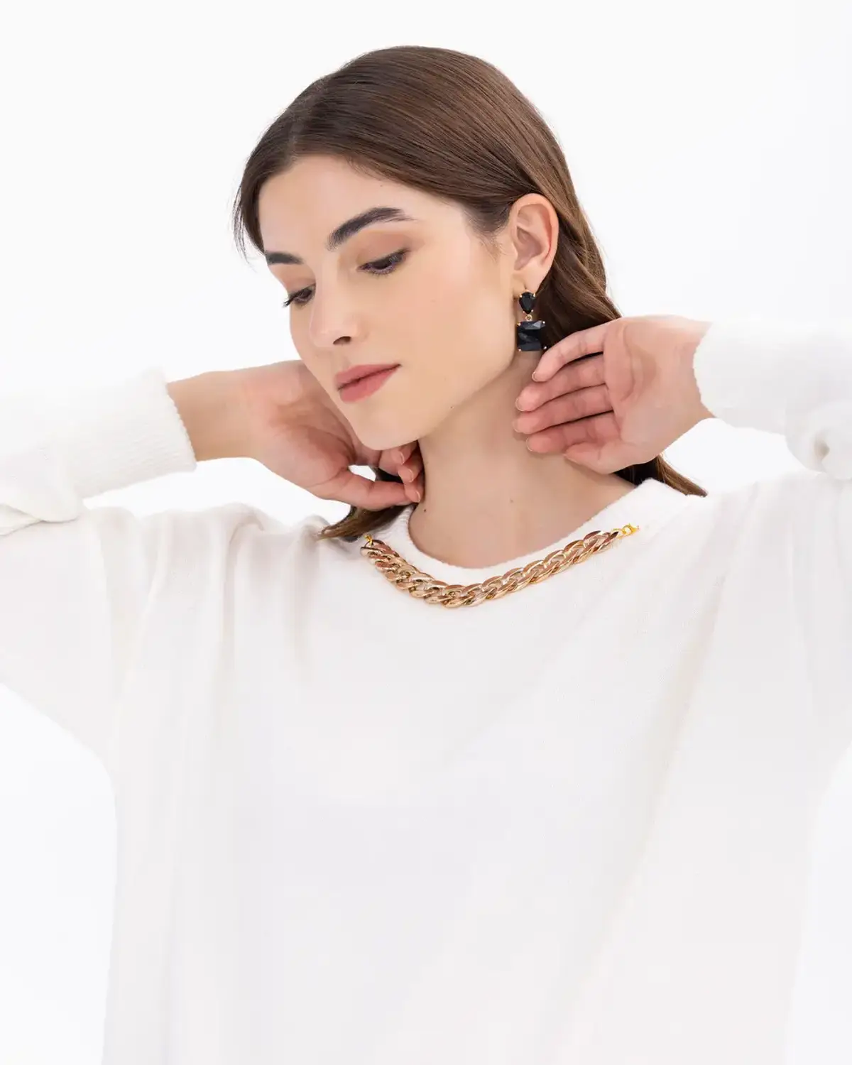 تونيك مريح بقصّة فضفاضة وتفاصيل سلسلة بأقمشة محبوكة، مثالي للإطلالة الأنيقة والراحة