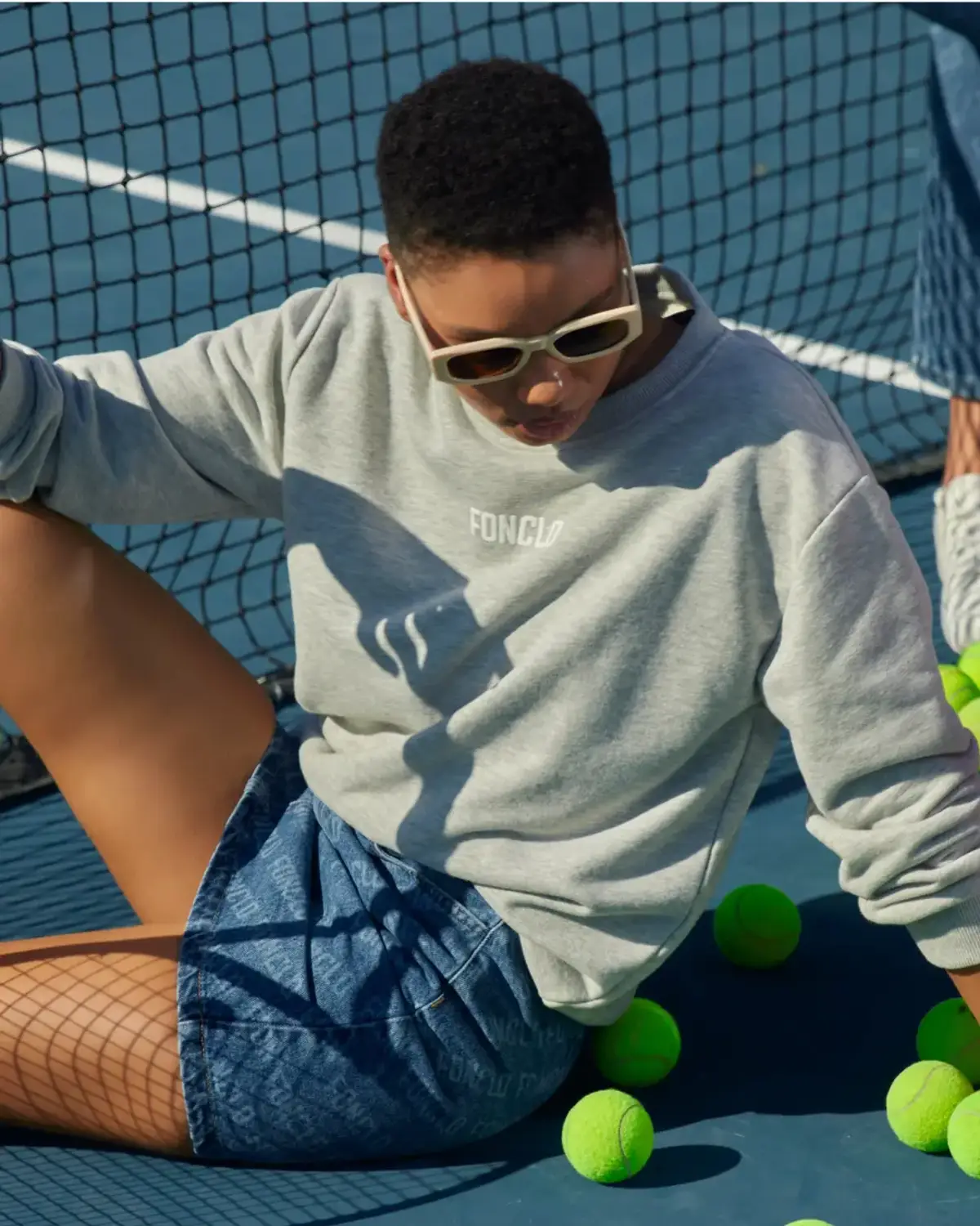 Свободный свитшот с логотипом FONCLO, минималистичный стиль, удобен для повседневной носки, состав: 88% хлопок, 12% полиэстер, доступен в разных размерах и цветах