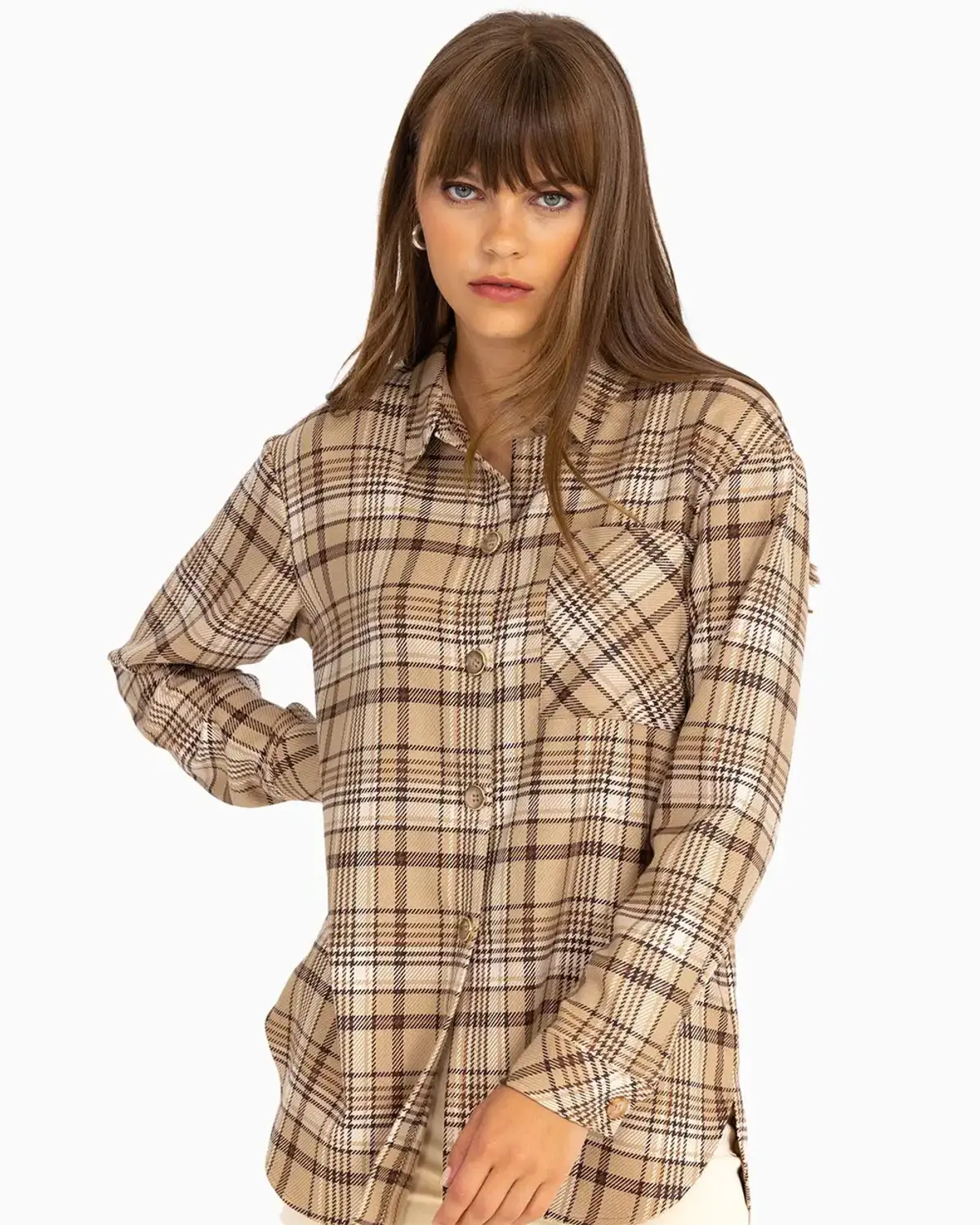 قميص نمط مربعات دافئ بأزرار ذو أكمام طويلة ولون الجمل مع تفاصيل أنيقة يناسب أيام الشتاء الباردة