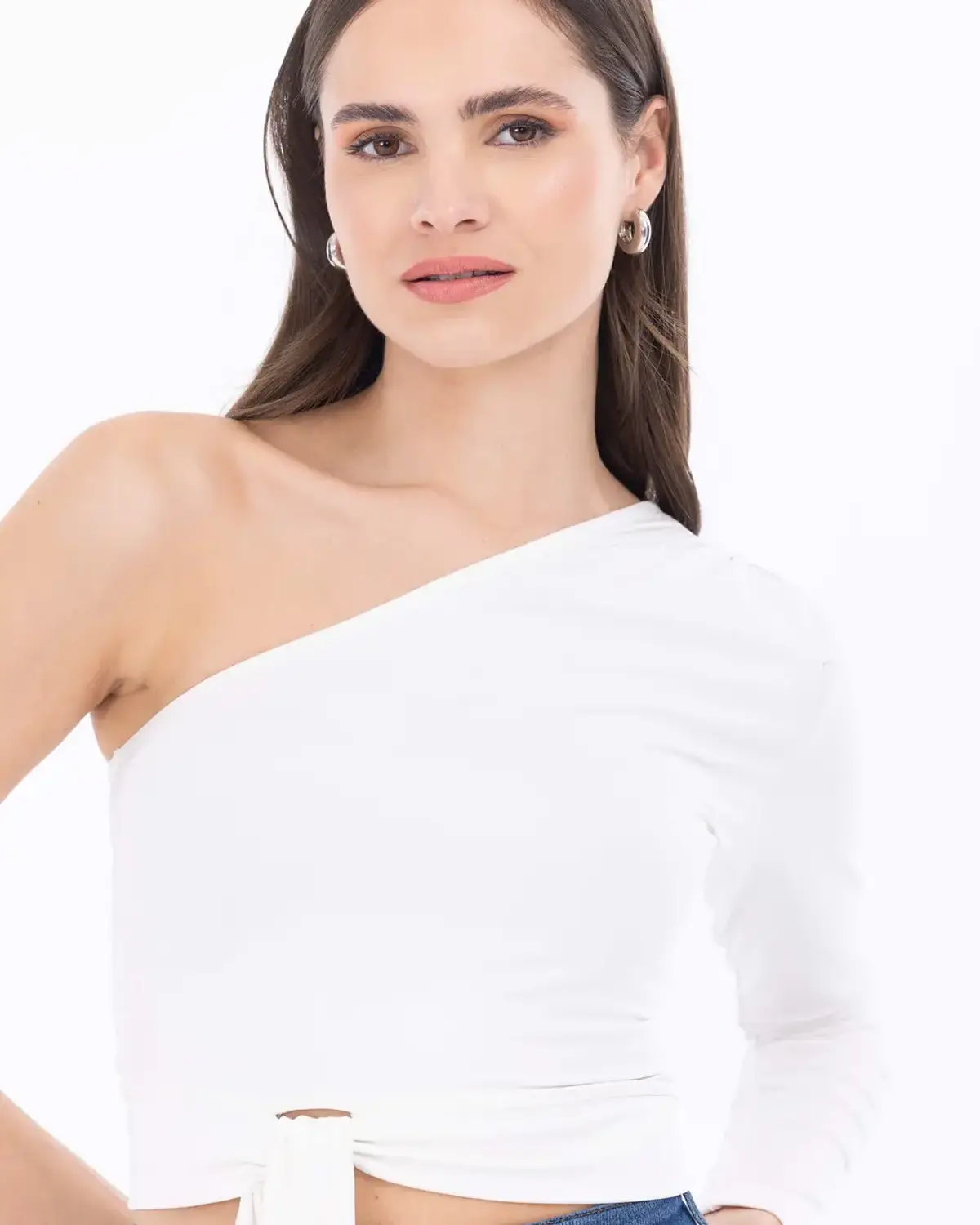 Асиметрична блуза з застібкою та одним рукавом, доступна в кольорах екрю і чорному, ідеально підходить для джинсів